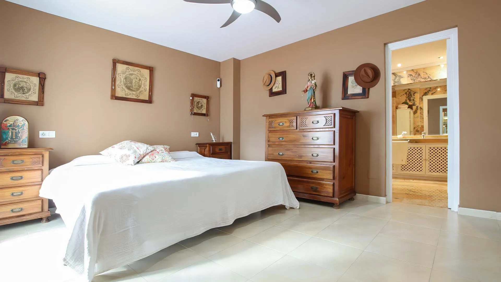 Ground floor apartment for sale in Nueva Andalucia with 3 bedrooms