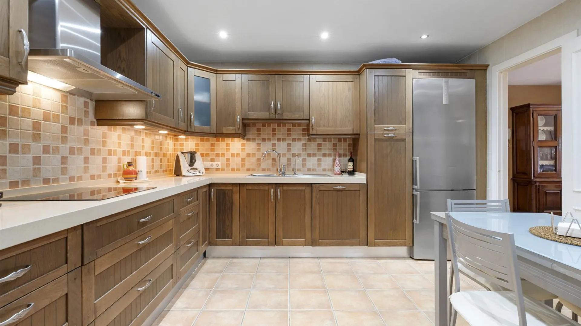 Ground floor apartment with 3 bedrooms for sale in Nueva Andalucia