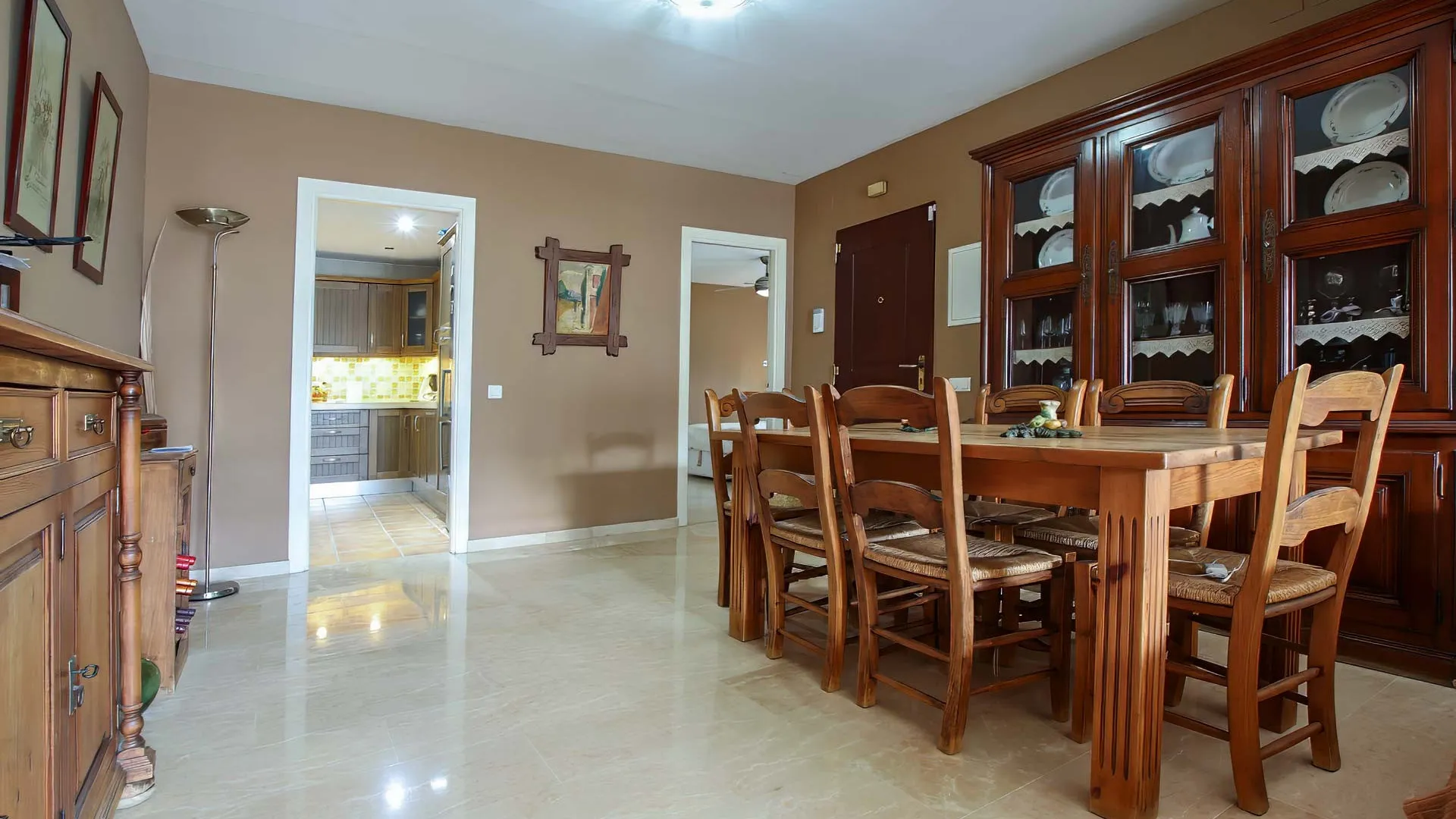 Ground floor apartment for sale in Nueva Andalucia with 3 bedrooms