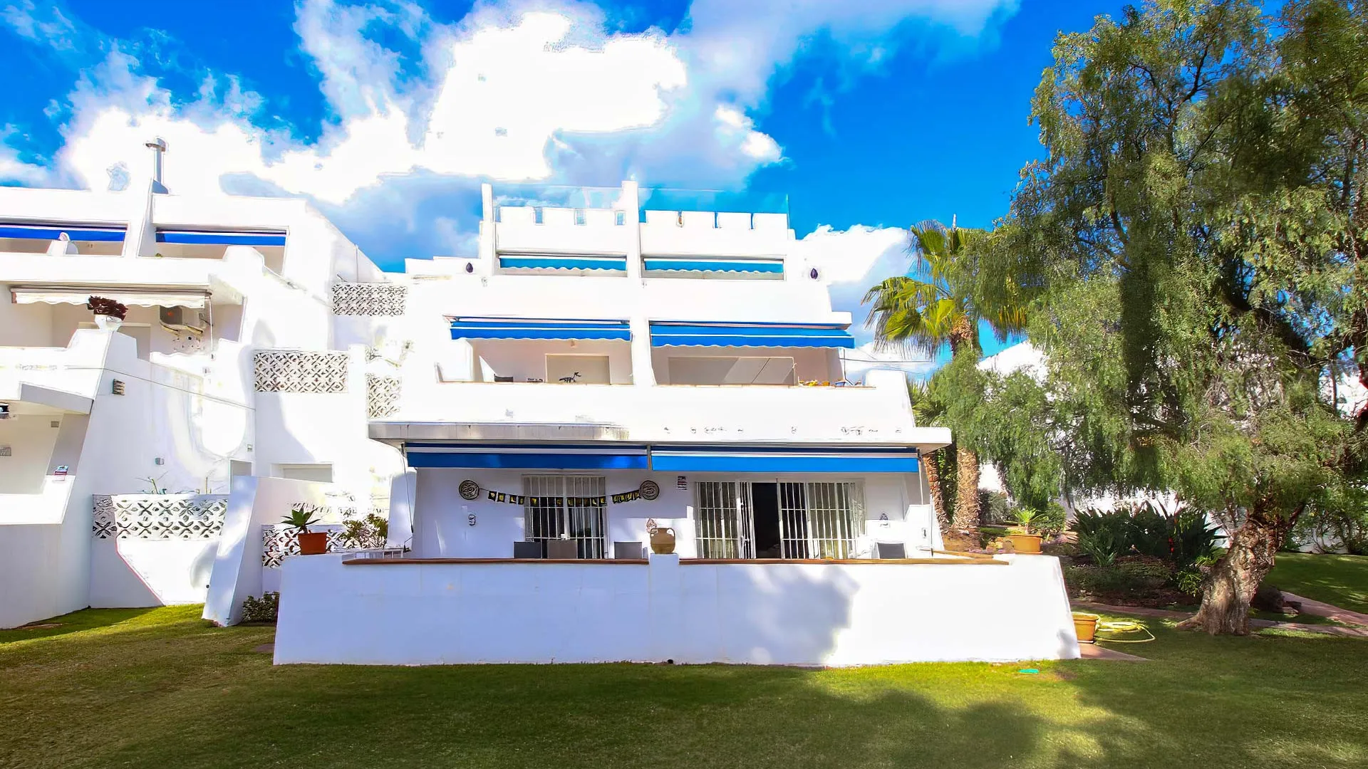 Ground floor apartment for sale in Nueva Andalucia with 3 bedrooms