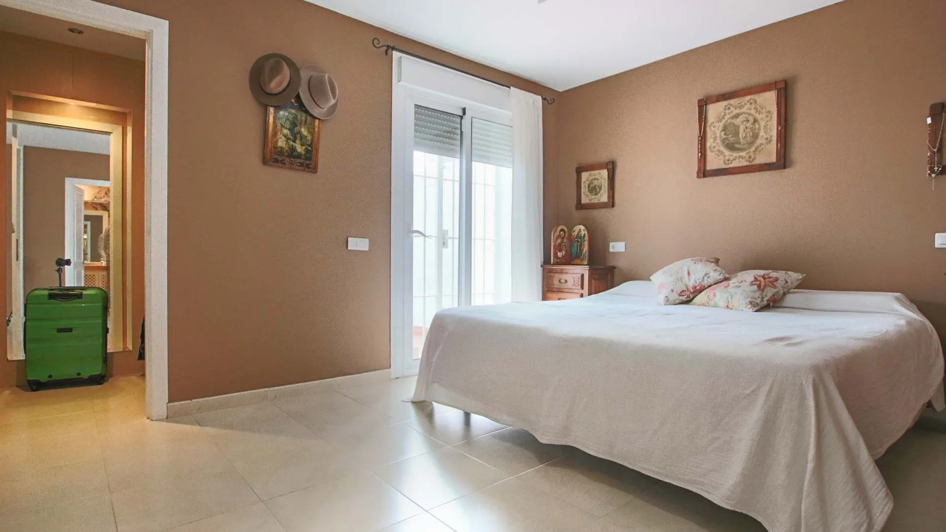 Ground floor apartment for sale in Nueva Andalucia with 3 bedrooms