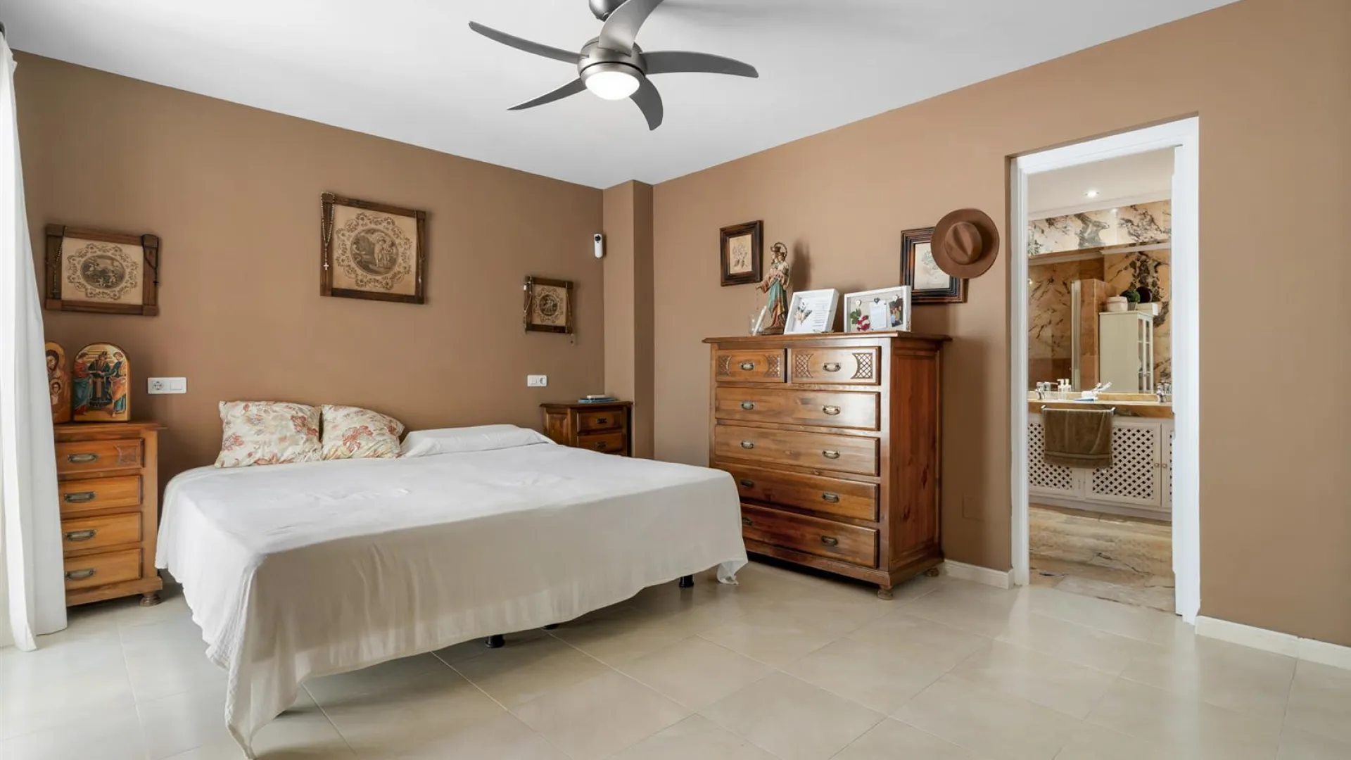 Ground floor apartment with 3 bedrooms for sale in Nueva Andalucia