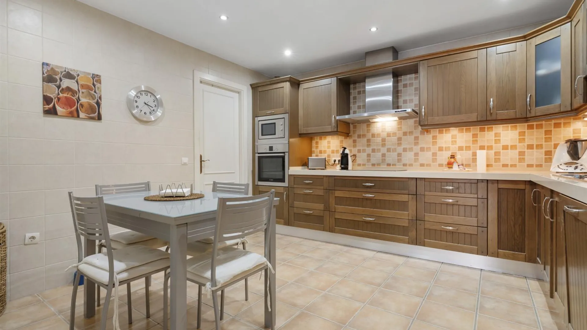 Ground floor apartment with 3 bedrooms for sale in Nueva Andalucia