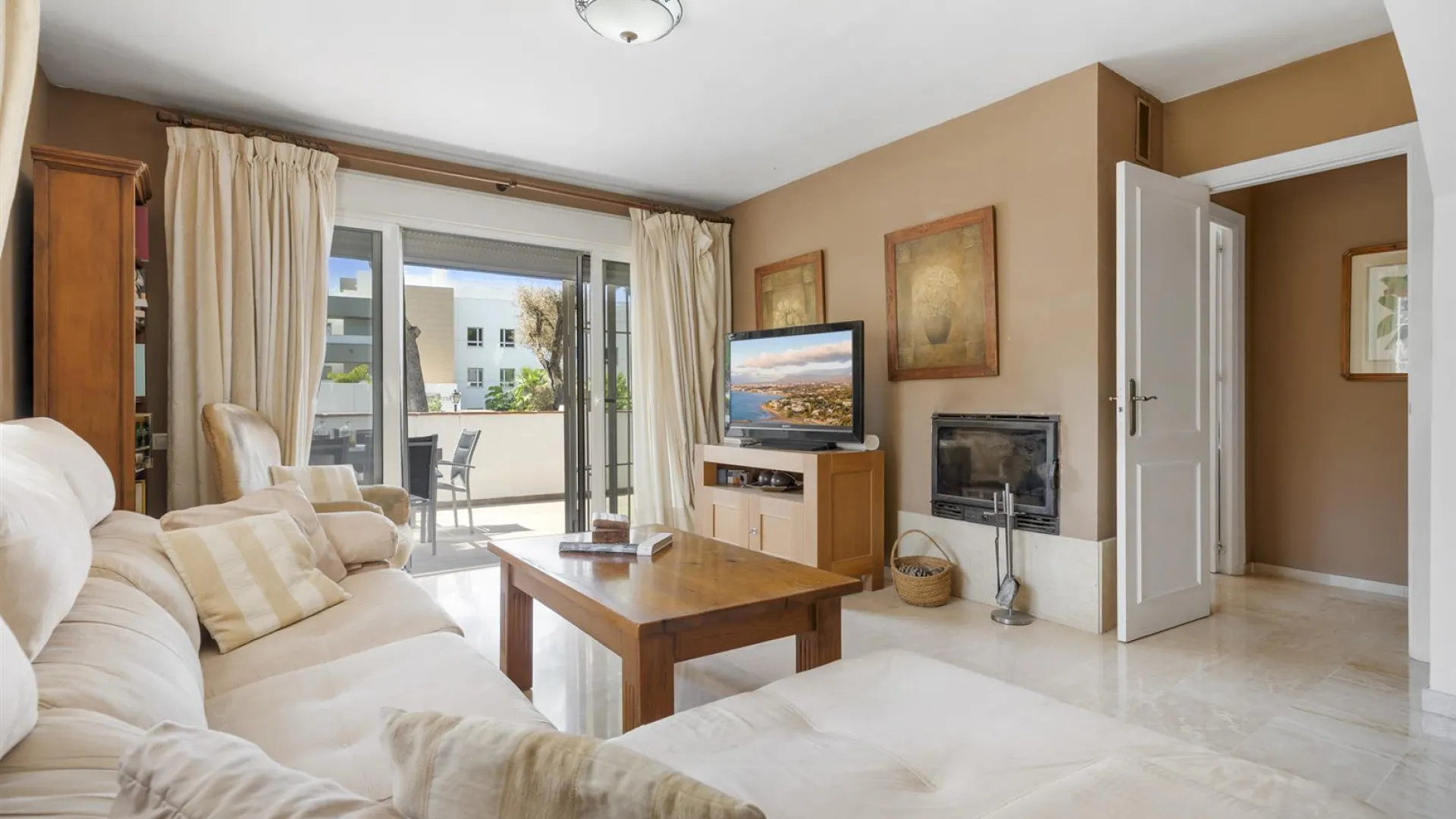 Ground floor apartment with 3 bedrooms for sale in Nueva Andalucia