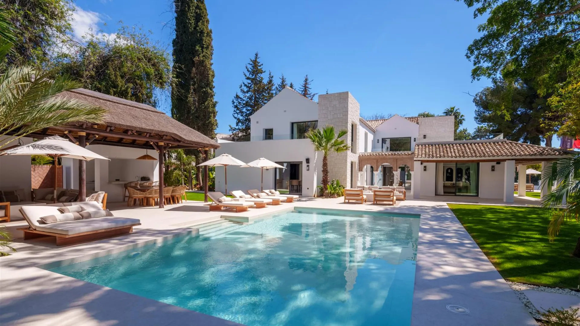Buy villa in Las Brisas