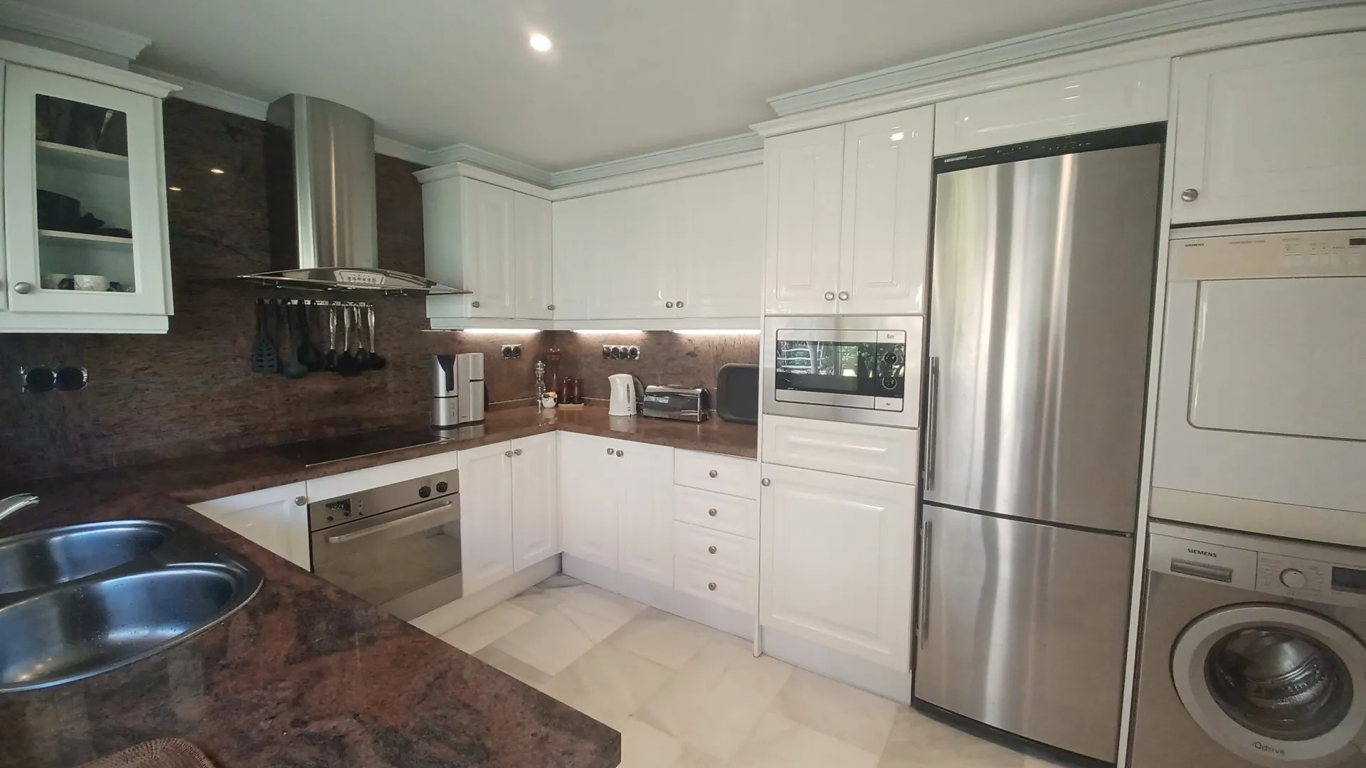 Magna Marbella, atico duplex en venta con 3 dormitorios