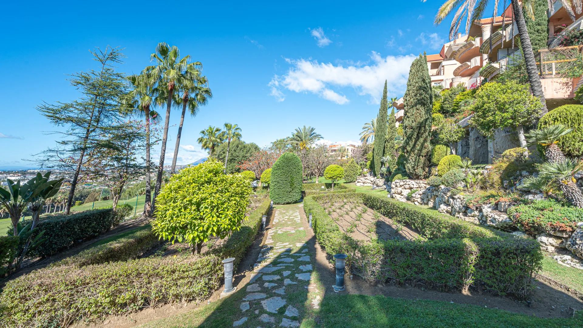 Apartamento planta baja a la venta en Magna Marbella con 3 dormitorios