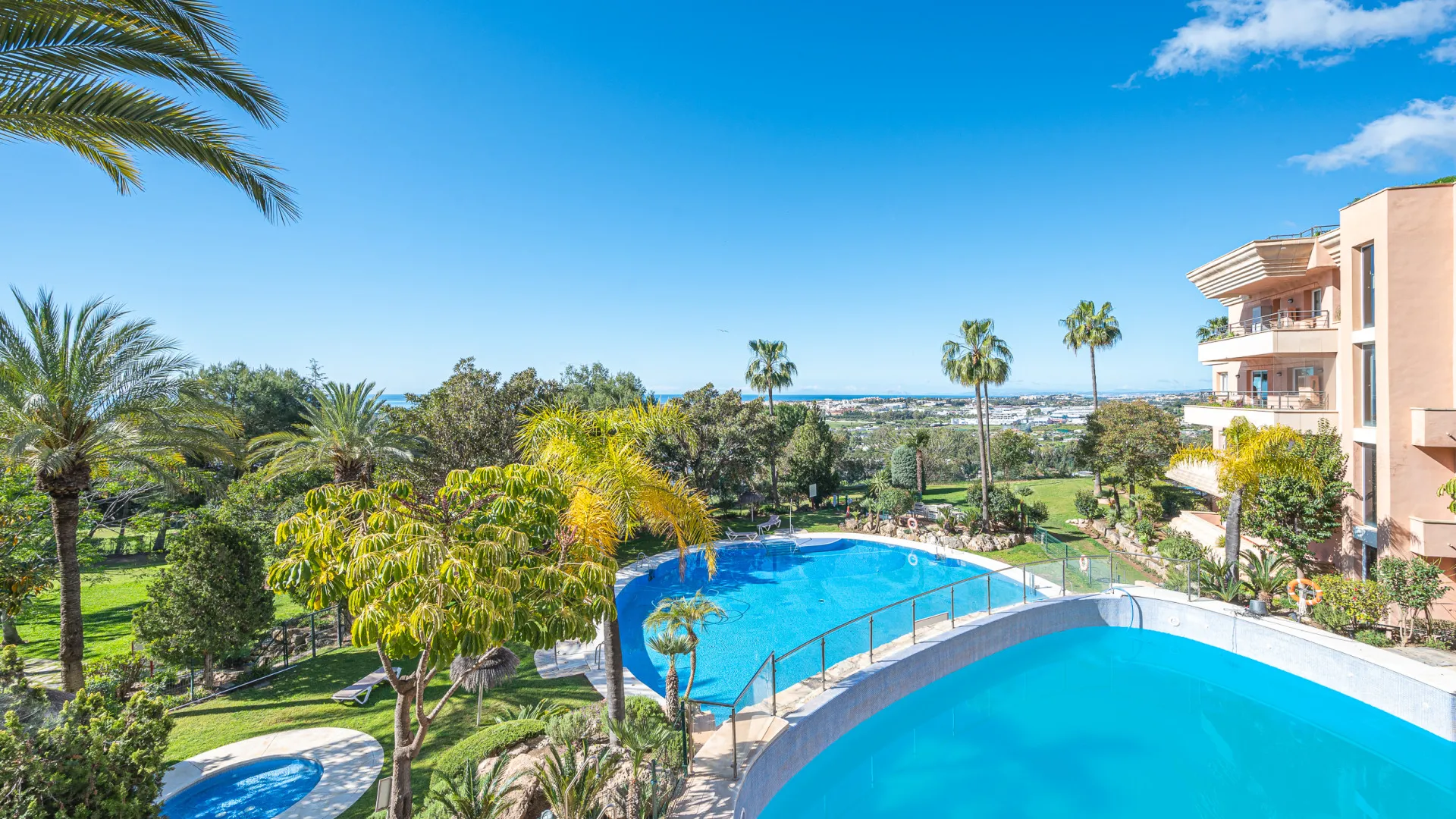 Apartamento planta baja a la venta en Magna Marbella con 3 dormitorios