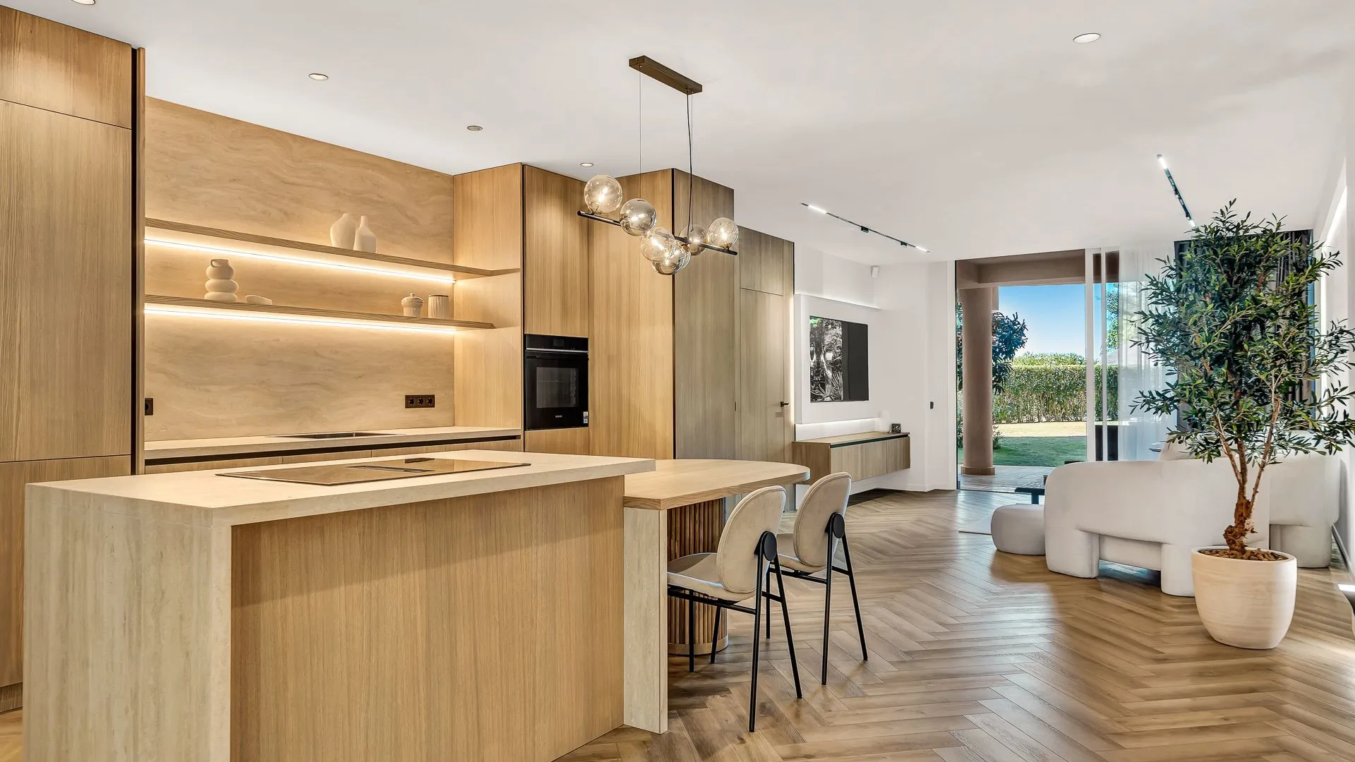 Apartamento planta baja a la venta en Magna Marbella con 3 dormitorios