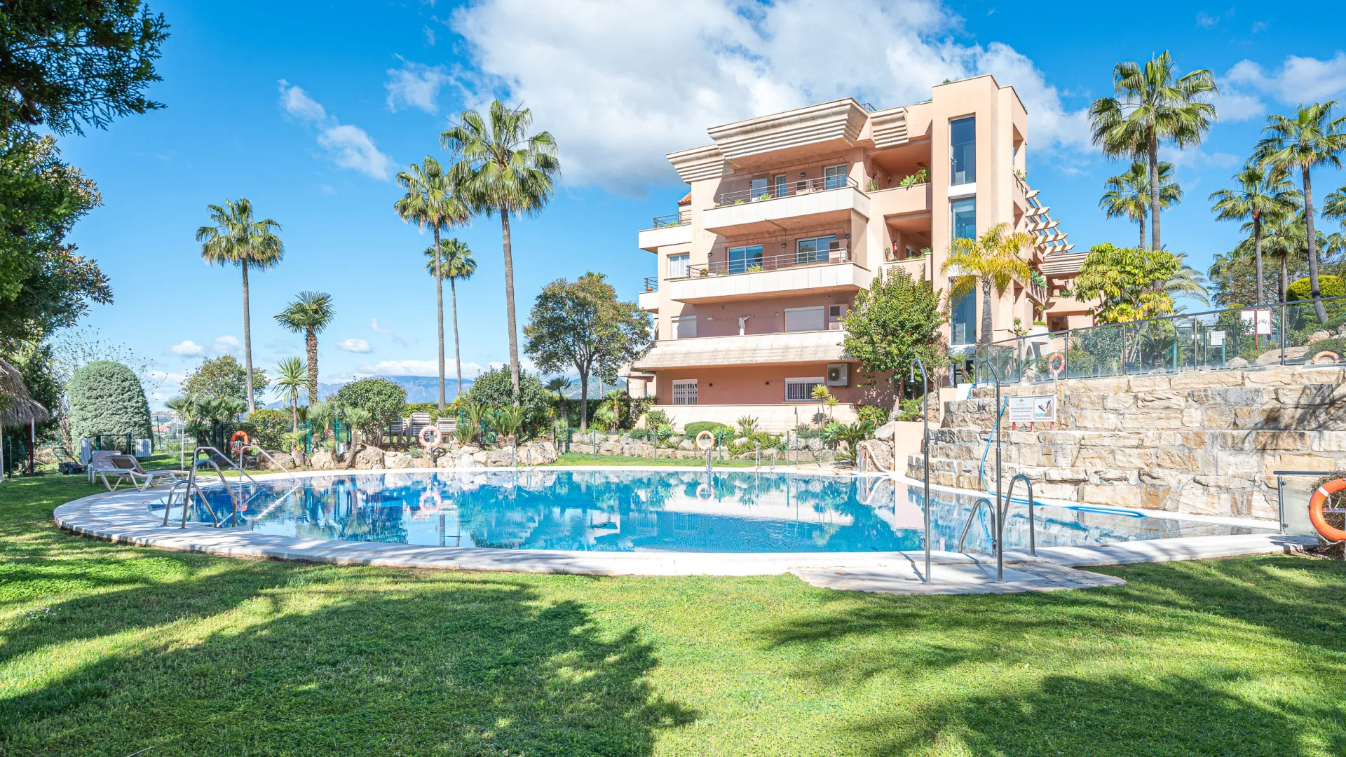 Buy apartment in Magna Marbella