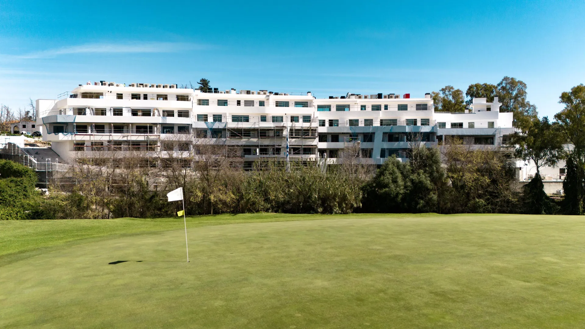 Guadalmina Alta, duplex planta baja a la venta con 3 dormitorios