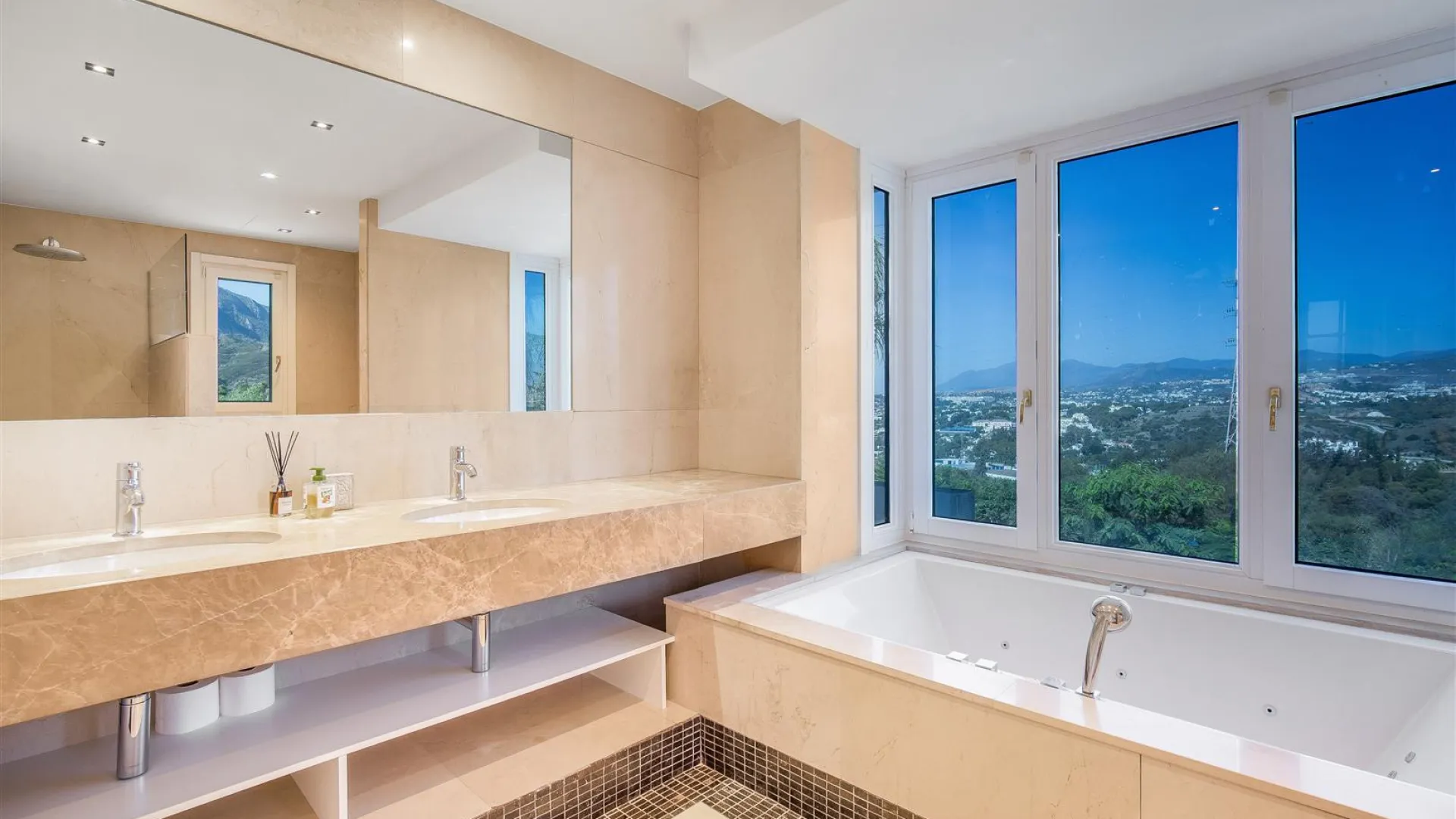 Villa en venta con 5 dormitorios en Lomas de Magna Marbella