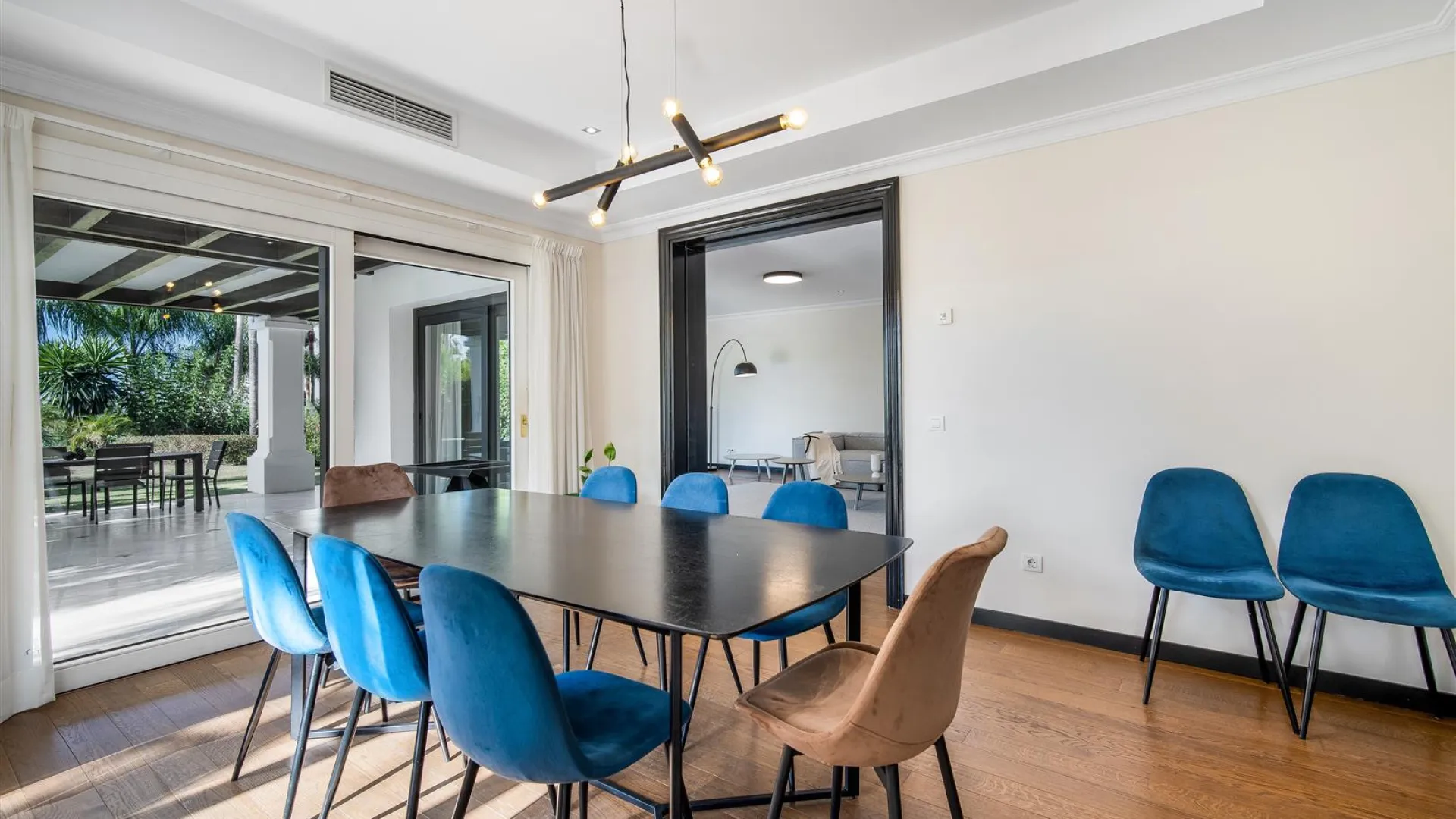 Villa en venta con 5 dormitorios en Lomas de Magna Marbella