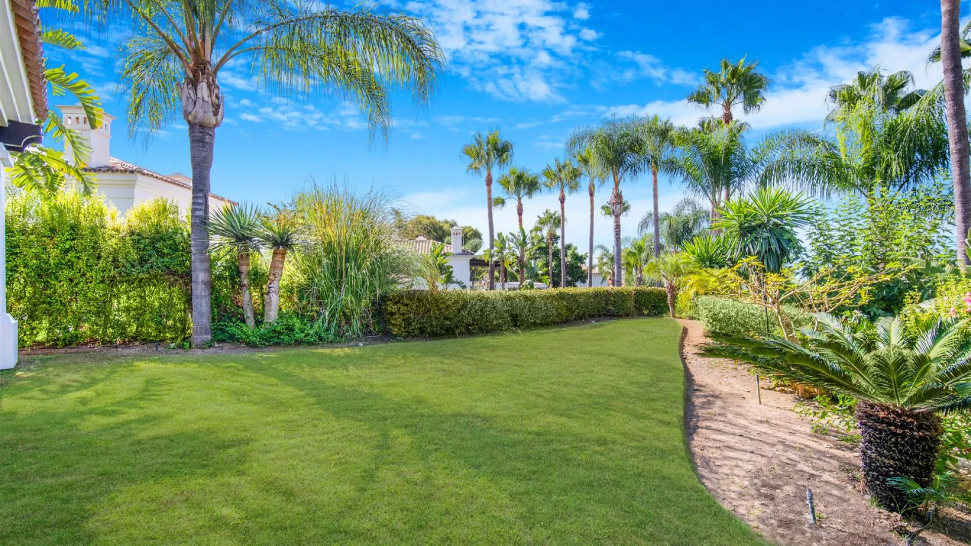 Villa en venta con 5 dormitorios en Lomas de Magna Marbella