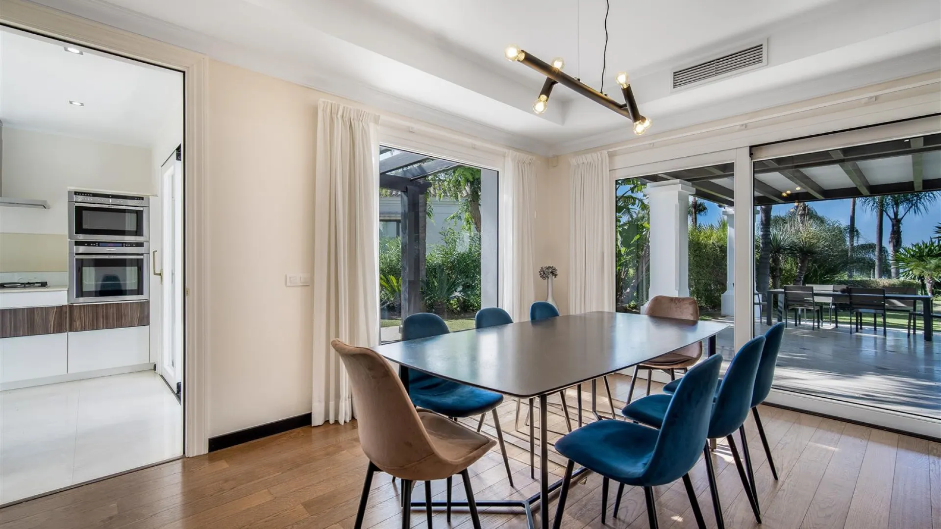 Villa en venta con 5 dormitorios en Lomas de Magna Marbella