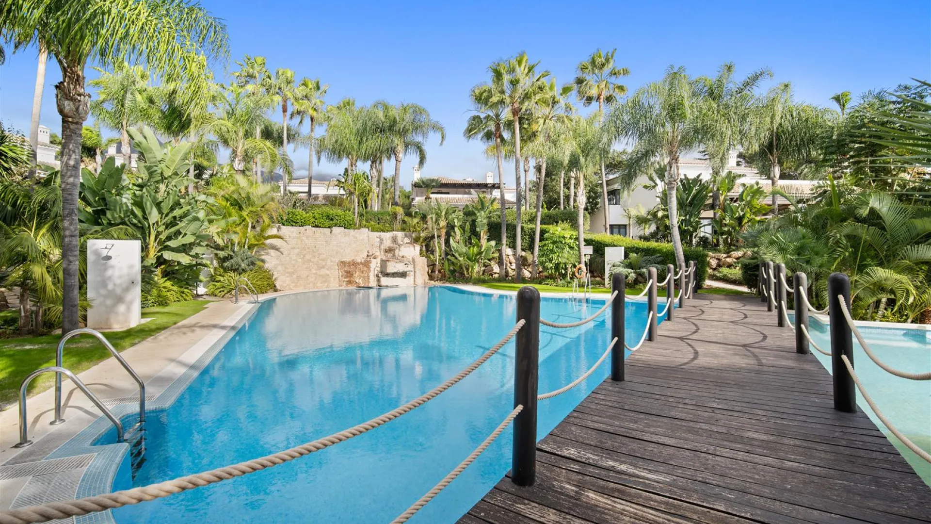 Villa en venta con 5 dormitorios en Lomas de Magna Marbella