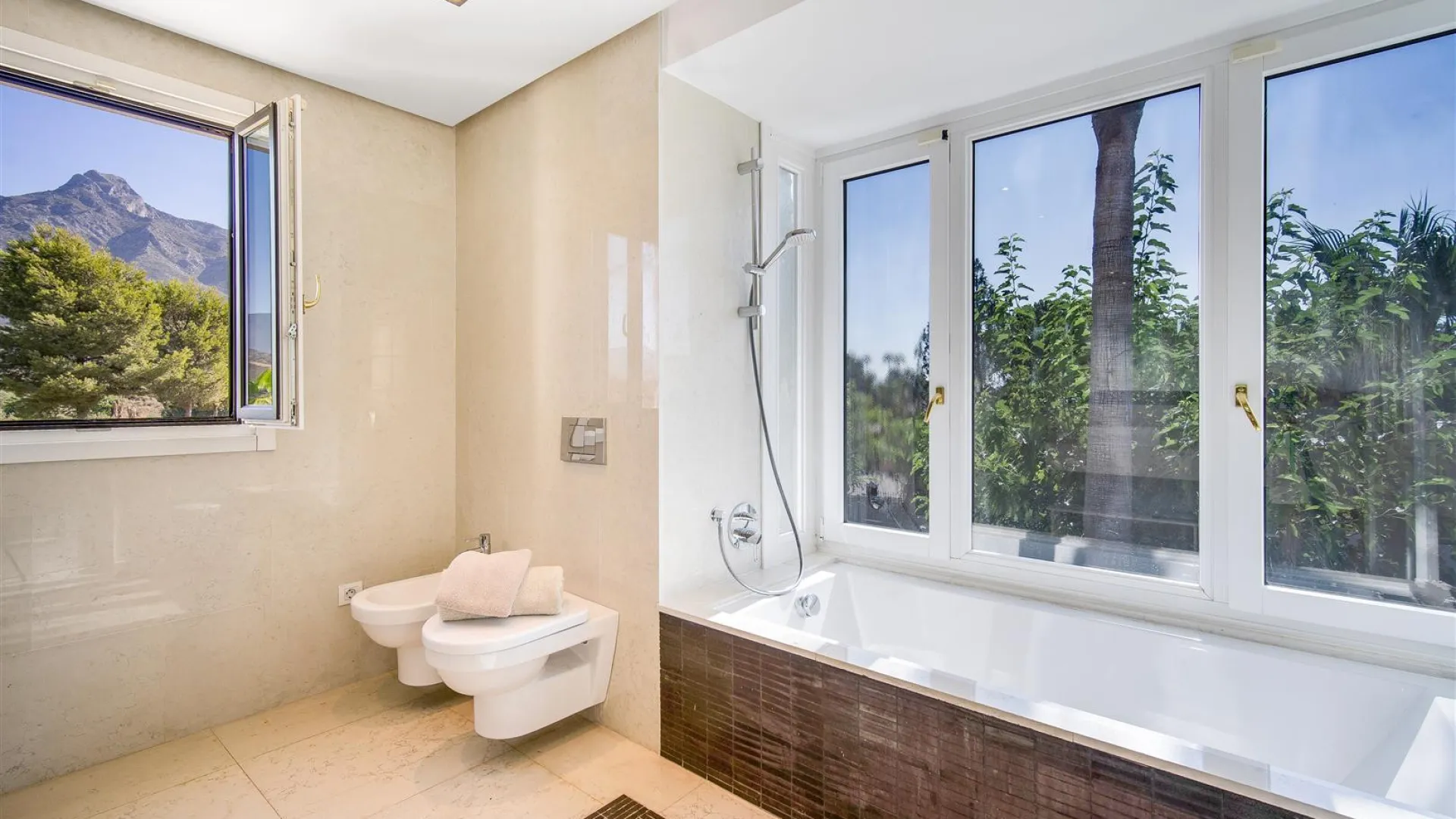 Villa en venta con 5 dormitorios en Lomas de Magna Marbella