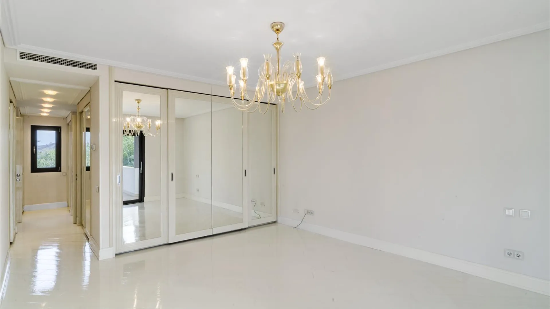 Villa a la venta en Lomas de Magna Marbella de 6 dormitorios
