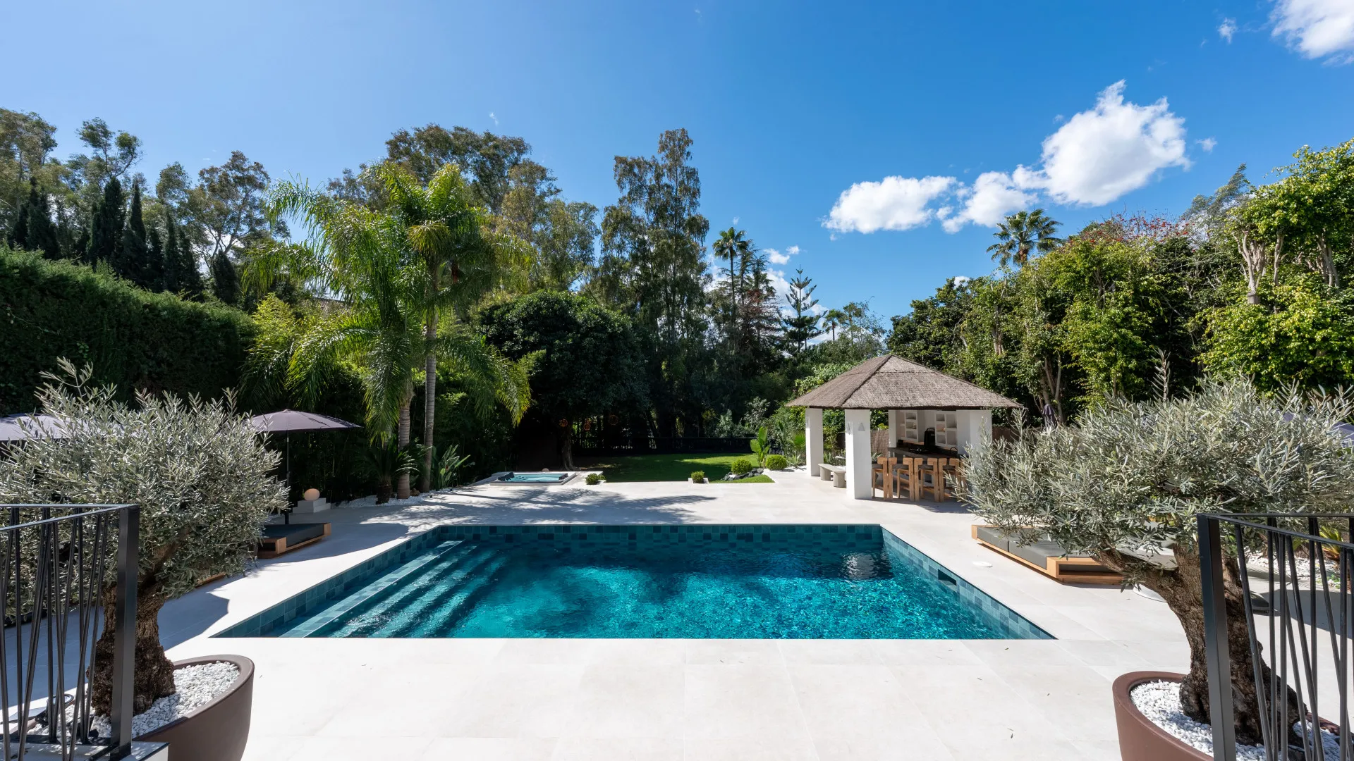 For sale villa in Nueva Andalucia