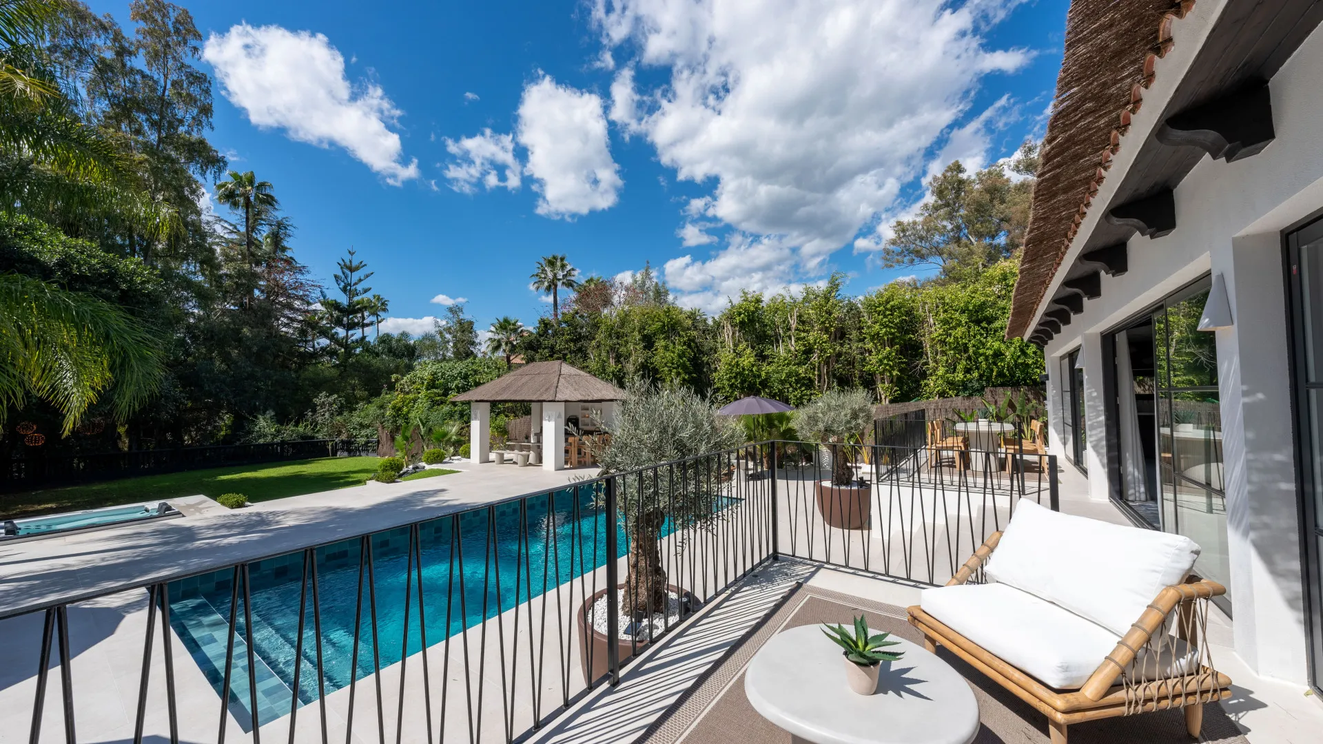 For sale villa in Nueva Andalucia