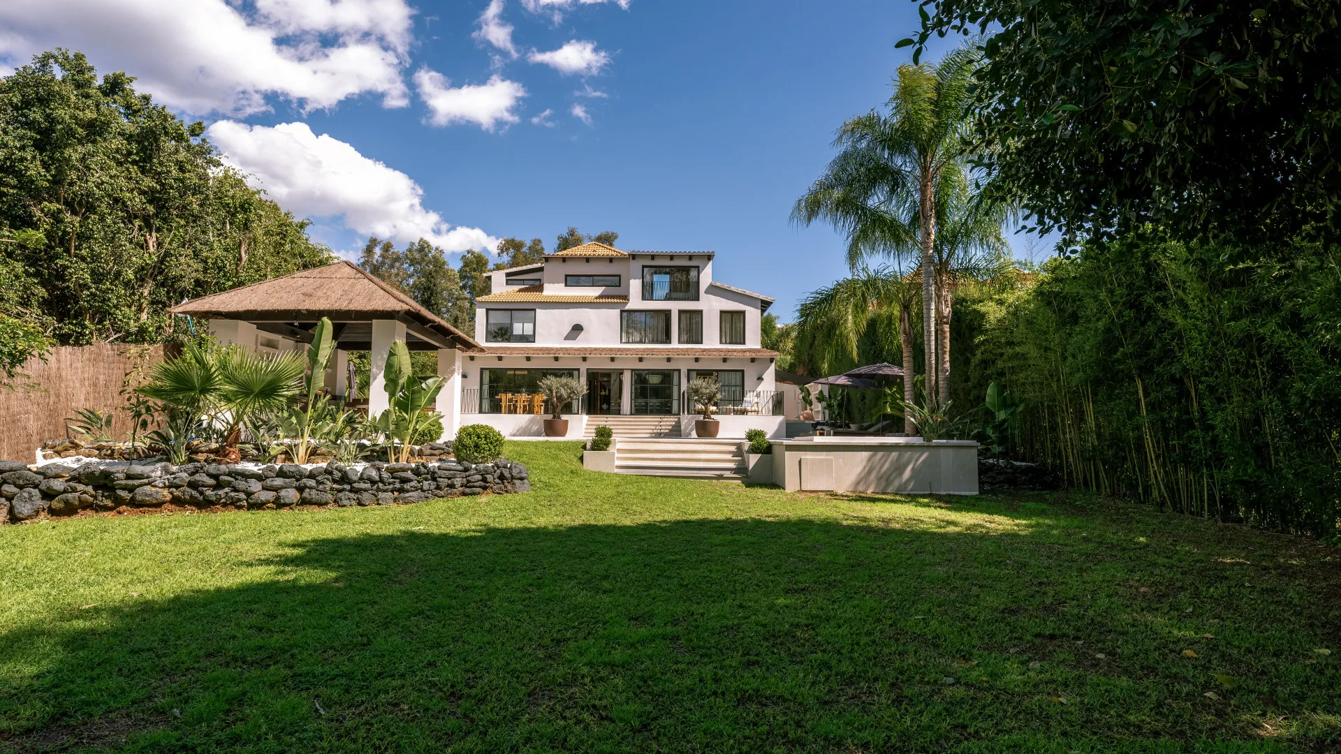 For sale villa in Nueva Andalucia