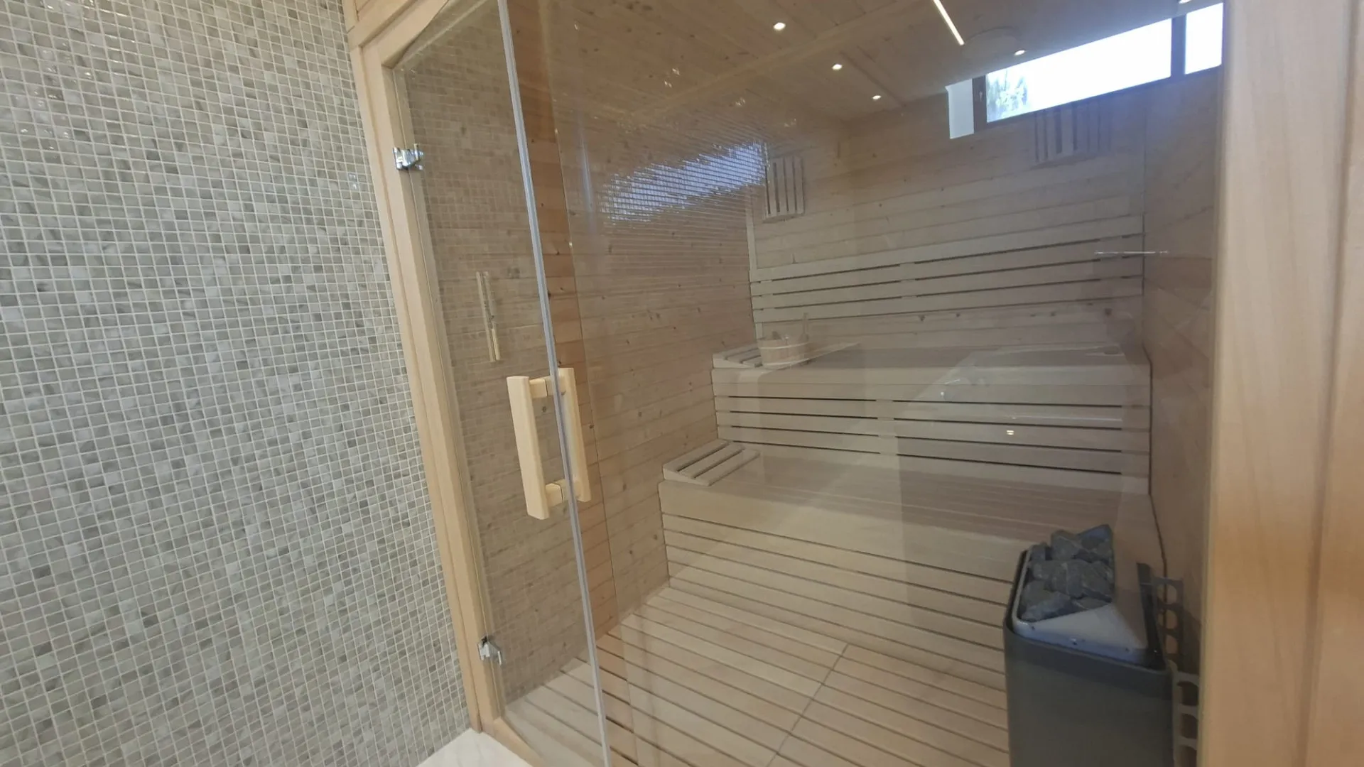 Buy villa with 6 bedrooms in Paraiso Alto