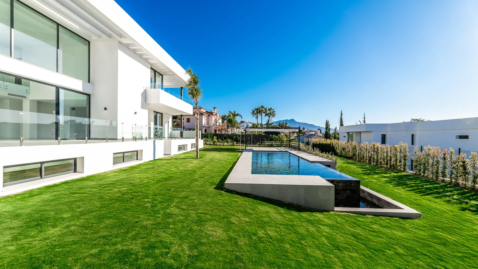 Buy villa with 6 bedrooms in Paraiso Alto