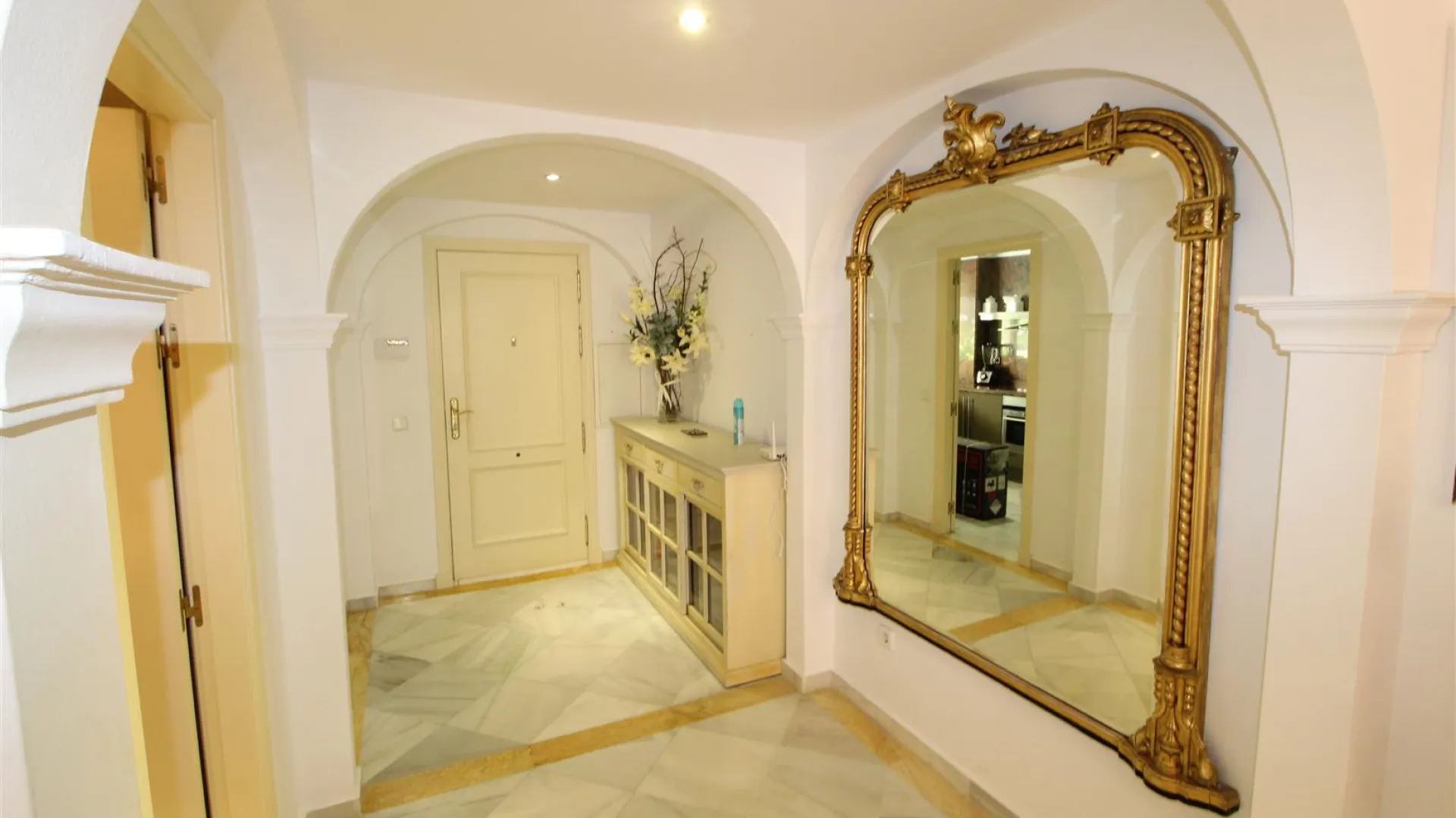 Apartamento a la venta en Magna Marbella de 2 dormitorios