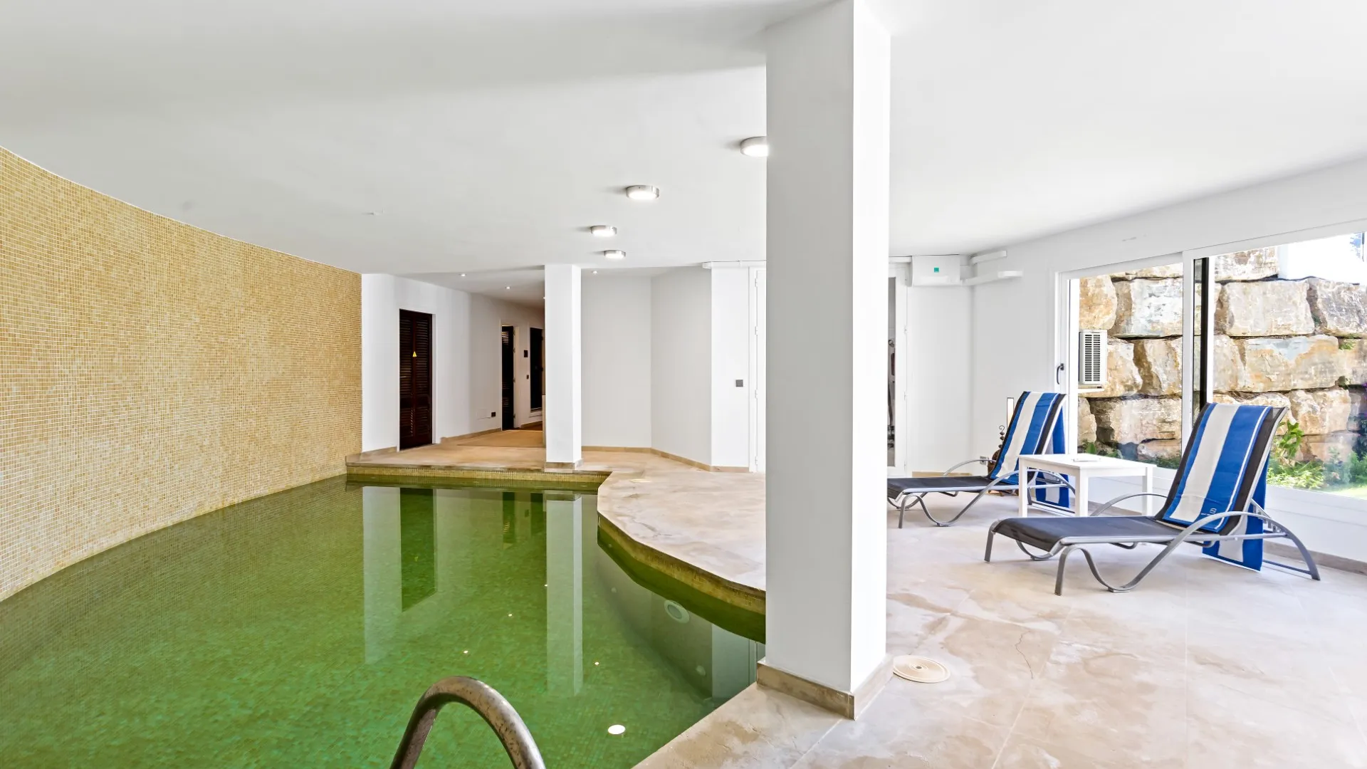 Villa a la venta con 6 dormitorios en Hacienda las Chapas