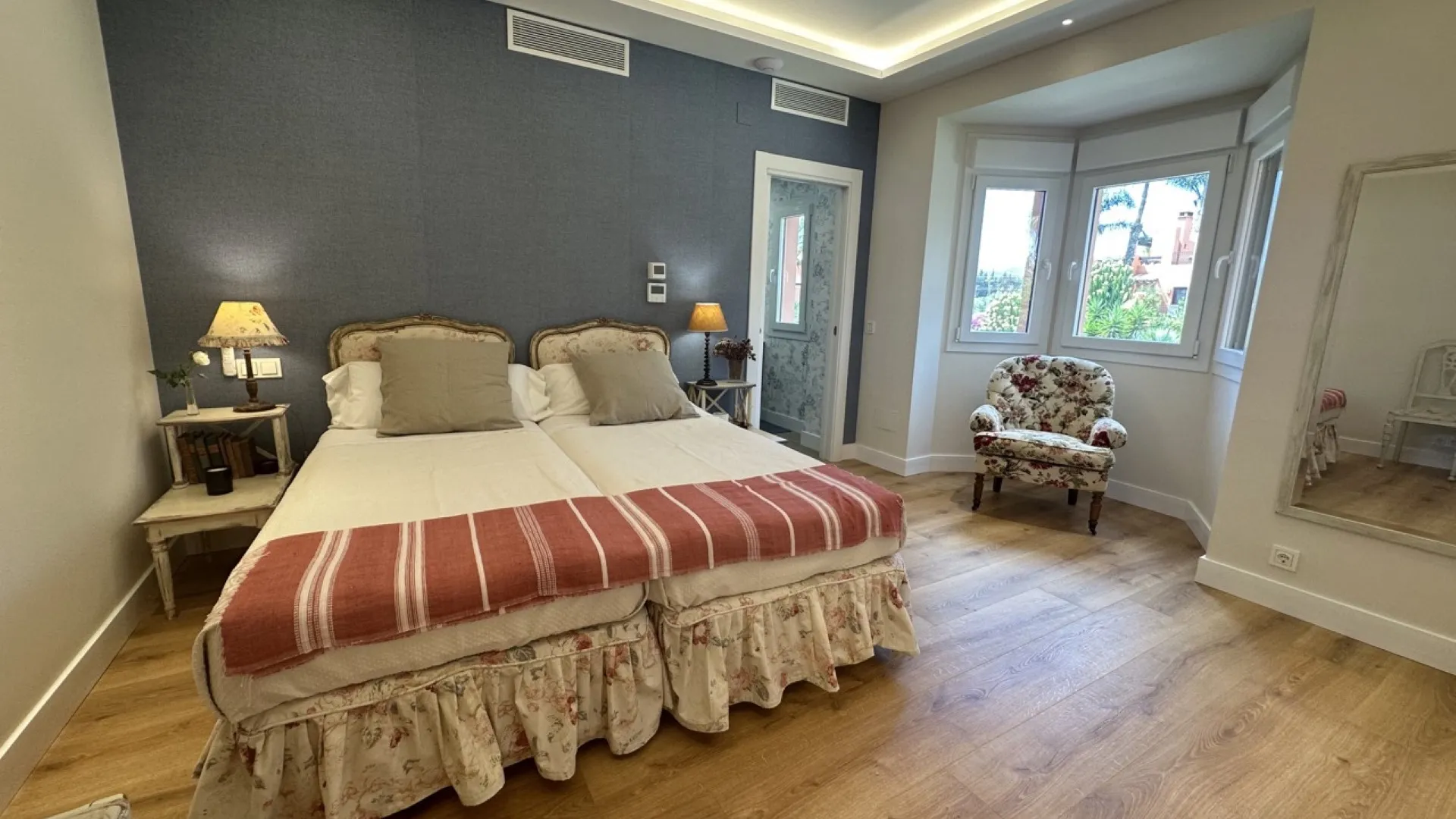 Altos de Puente Romano 5 bedrooms villa for sale