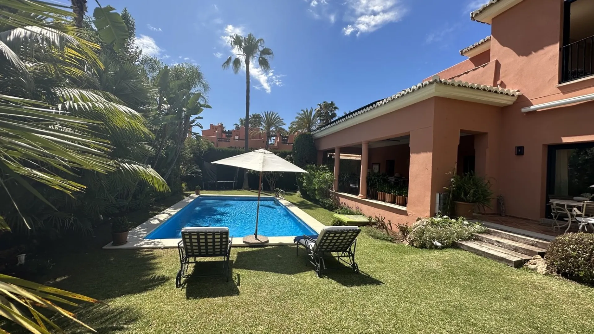 Altos de Puente Romano 5 bedrooms villa for sale