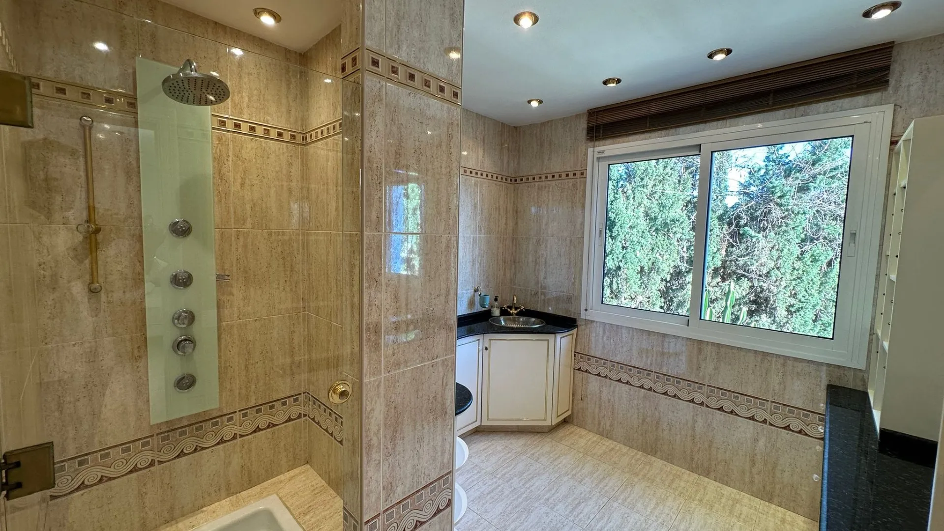 5 bedrooms villa in Marbesa for sale