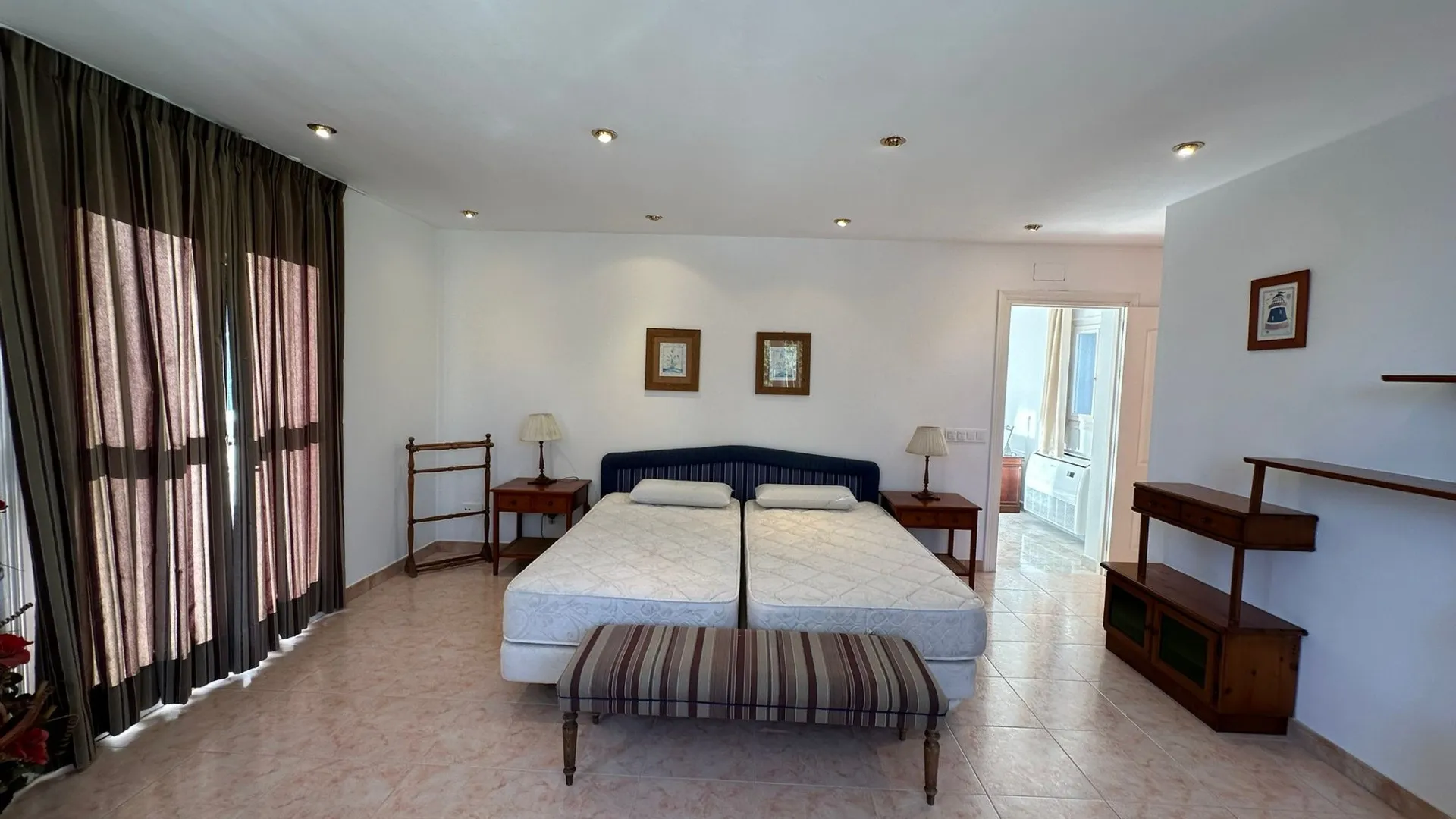 5 bedrooms villa in Marbesa for sale