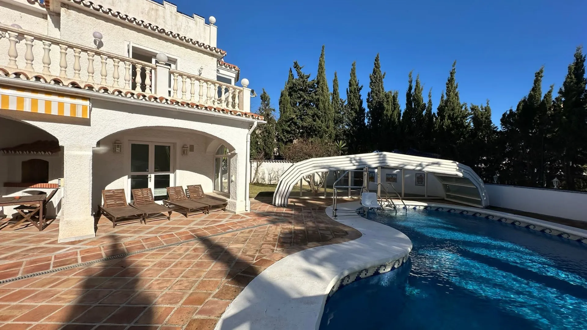 5 bedrooms villa in Marbesa for sale