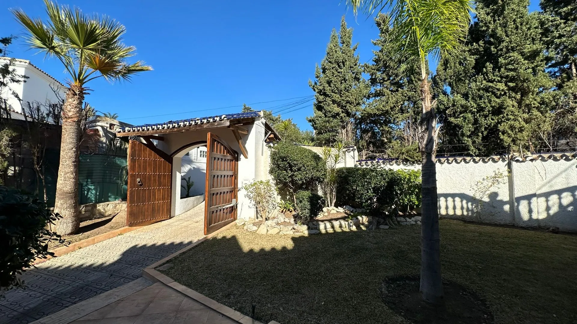 5 bedrooms villa in Marbesa for sale
