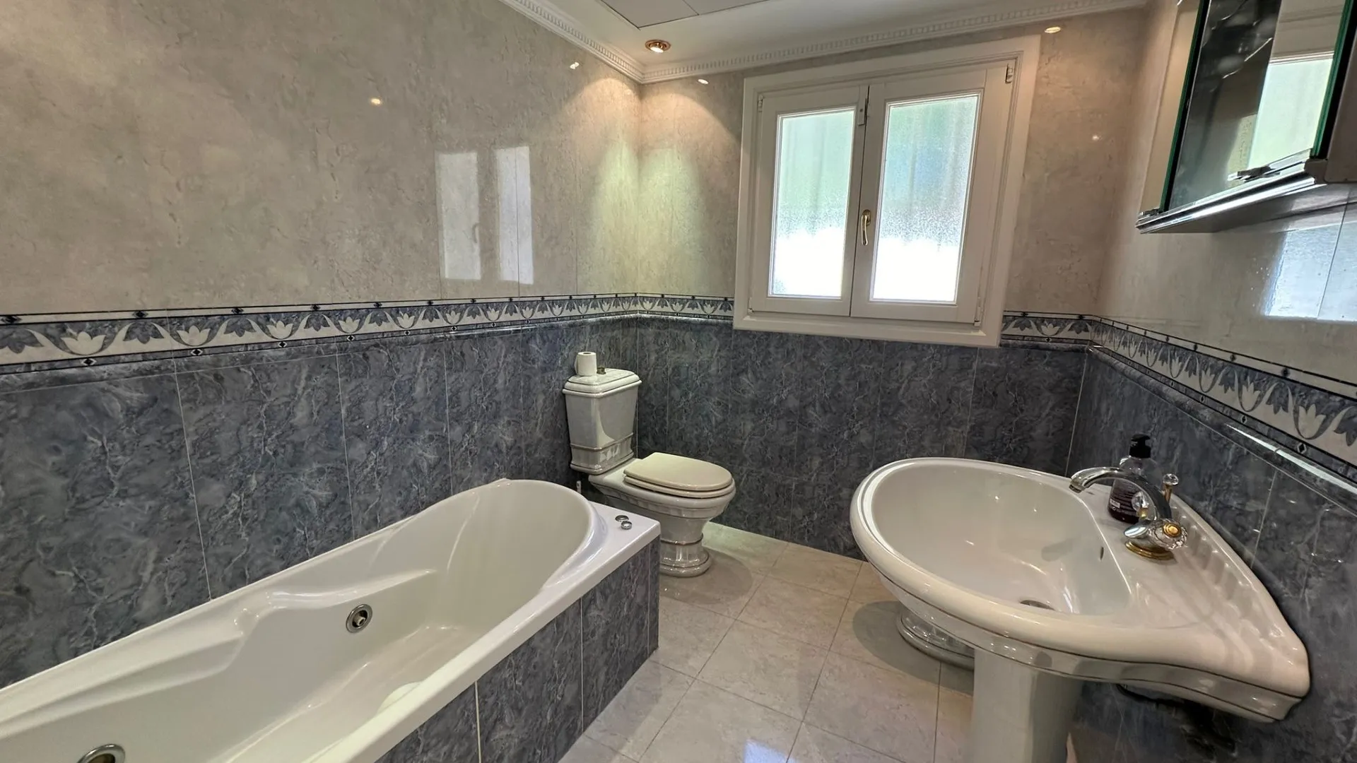 5 bedrooms villa in Marbesa for sale