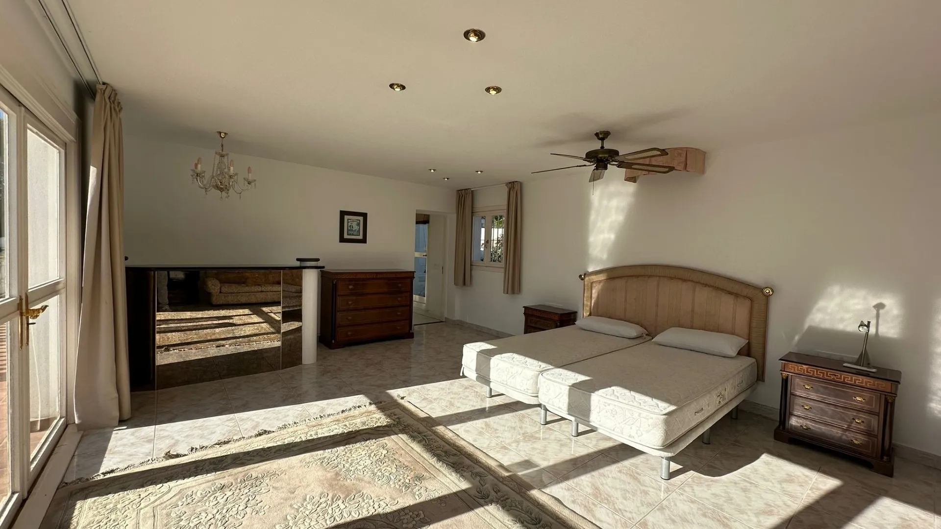 5 bedrooms villa in Marbesa for sale