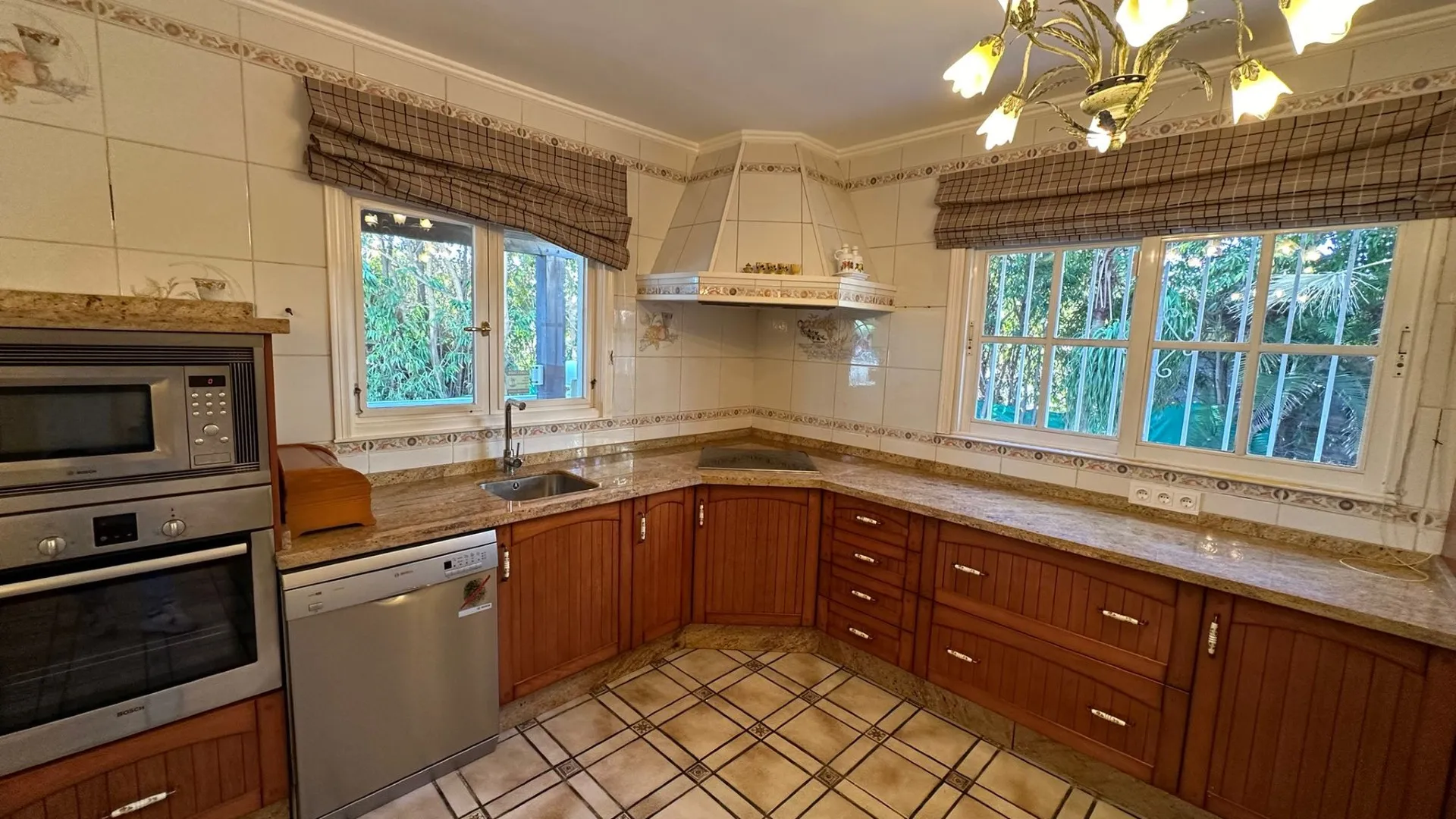 5 bedrooms villa in Marbesa for sale