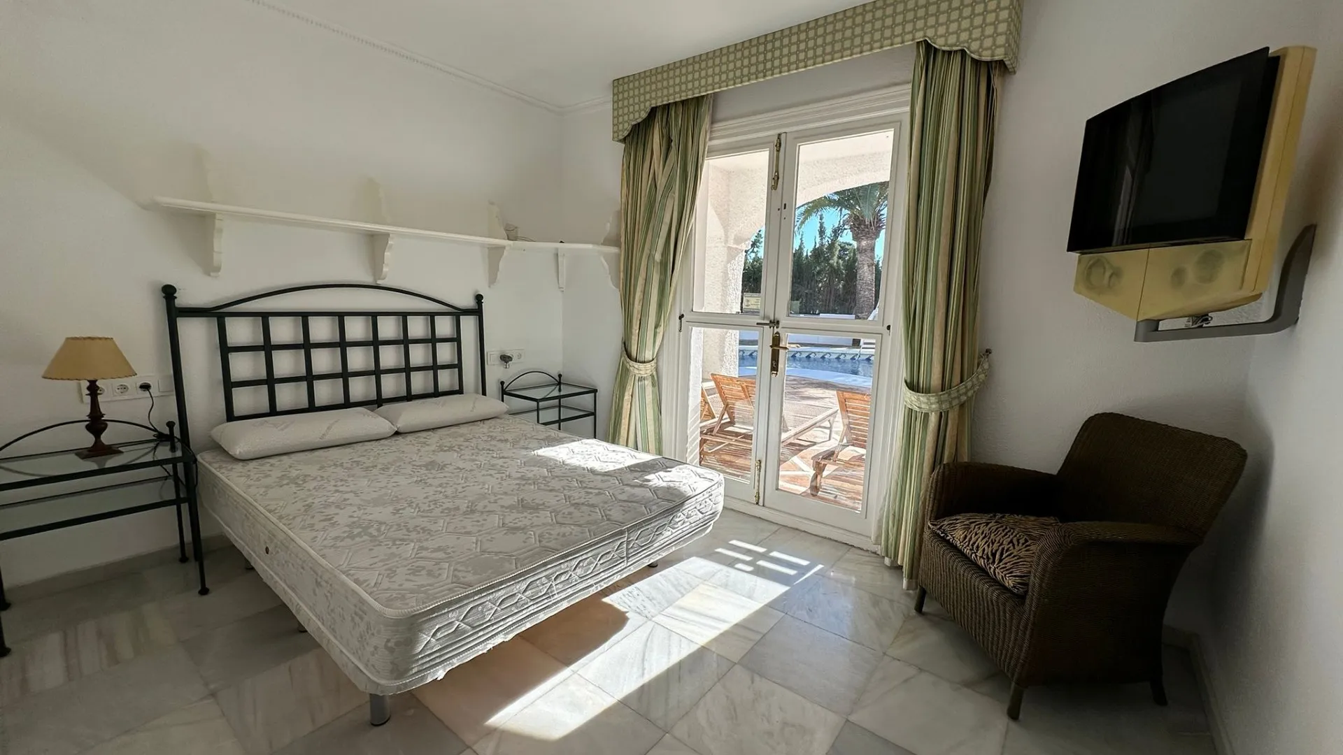5 bedrooms villa in Marbesa for sale