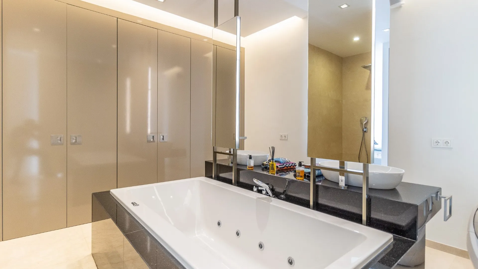 Villa en venta en Los Flamingos Golf con 6 dormitorios