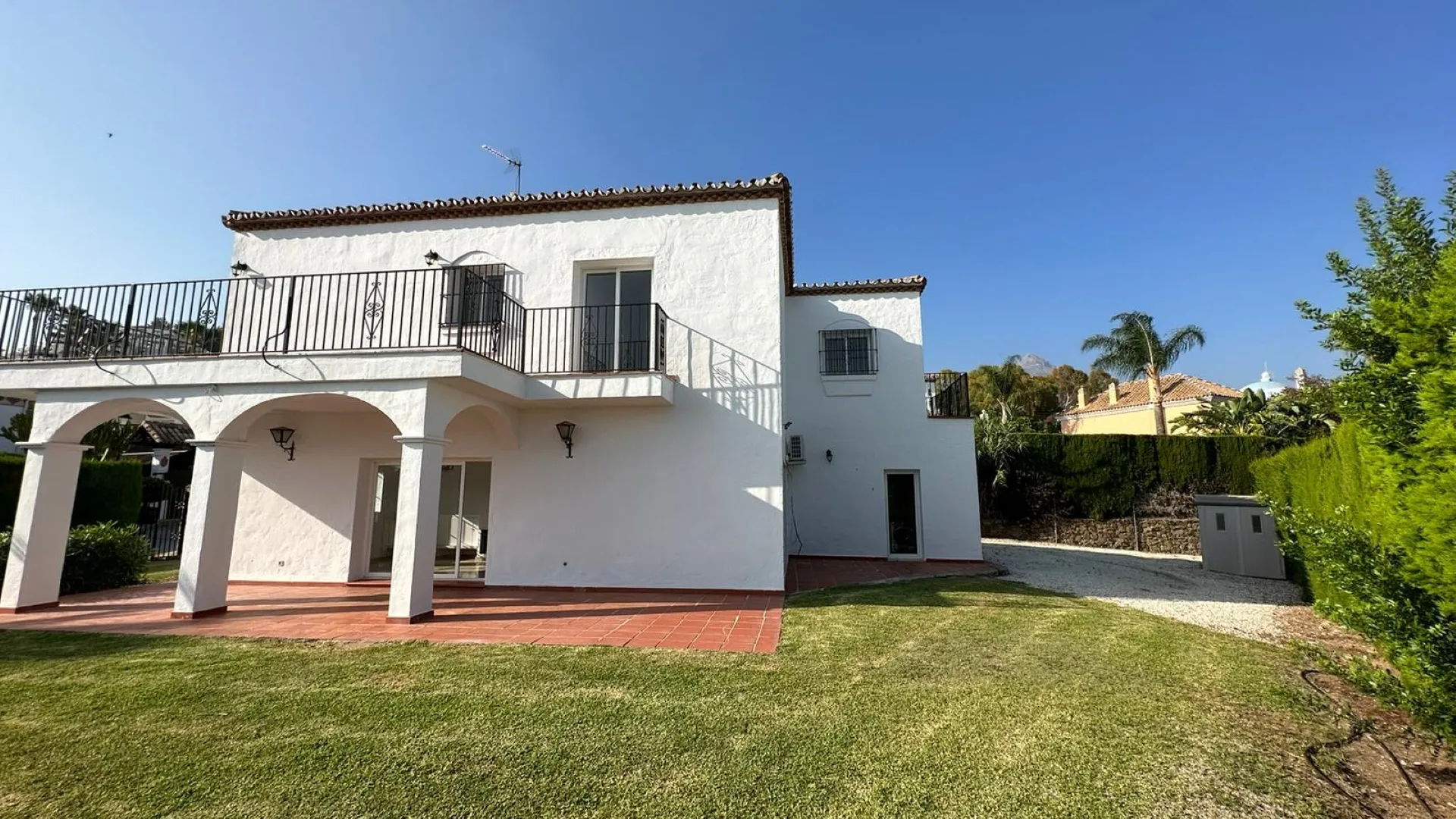 Comprar villa de 5 dormitorios en Marbella Country Club
