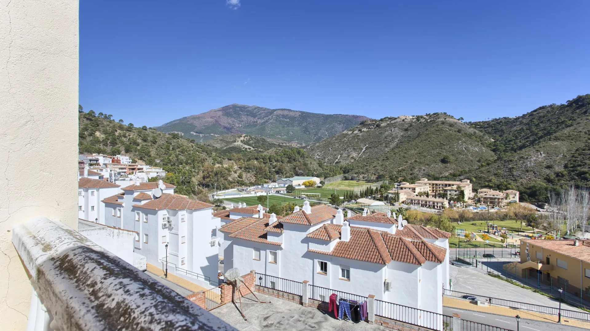 3 bedrooms town house for sale in Benahavis Centro