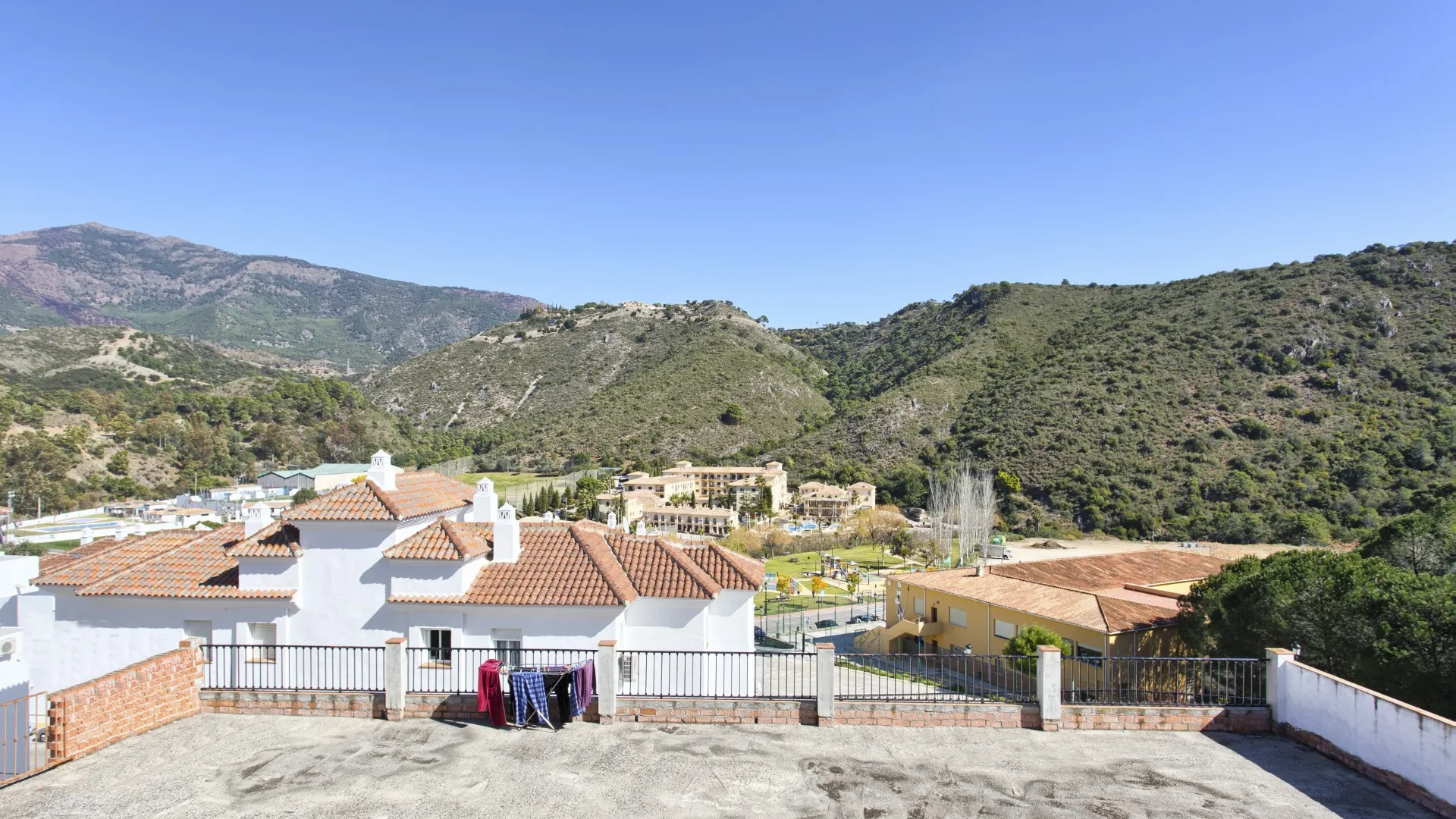 3 bedrooms town house for sale in Benahavis Centro