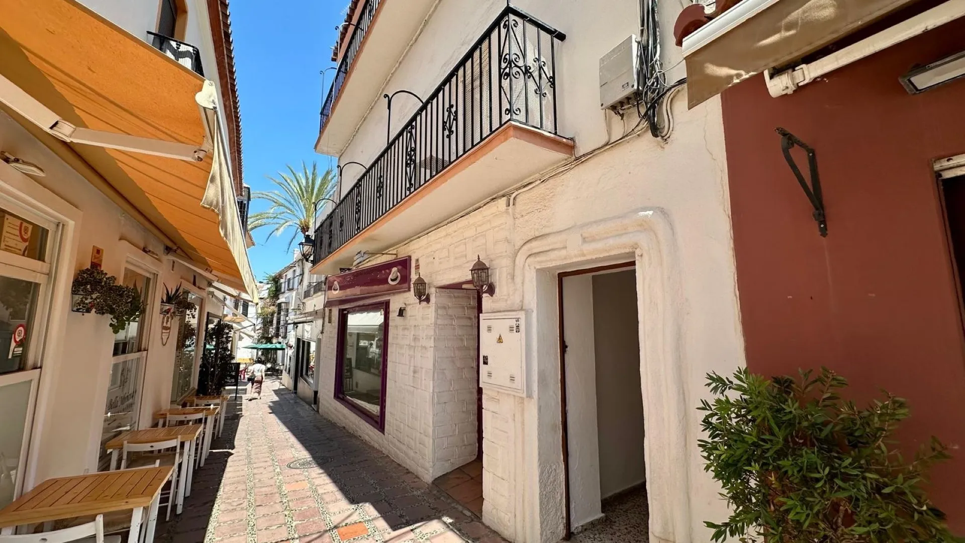 Buy town house with 8 bedrooms in Marbella Centro