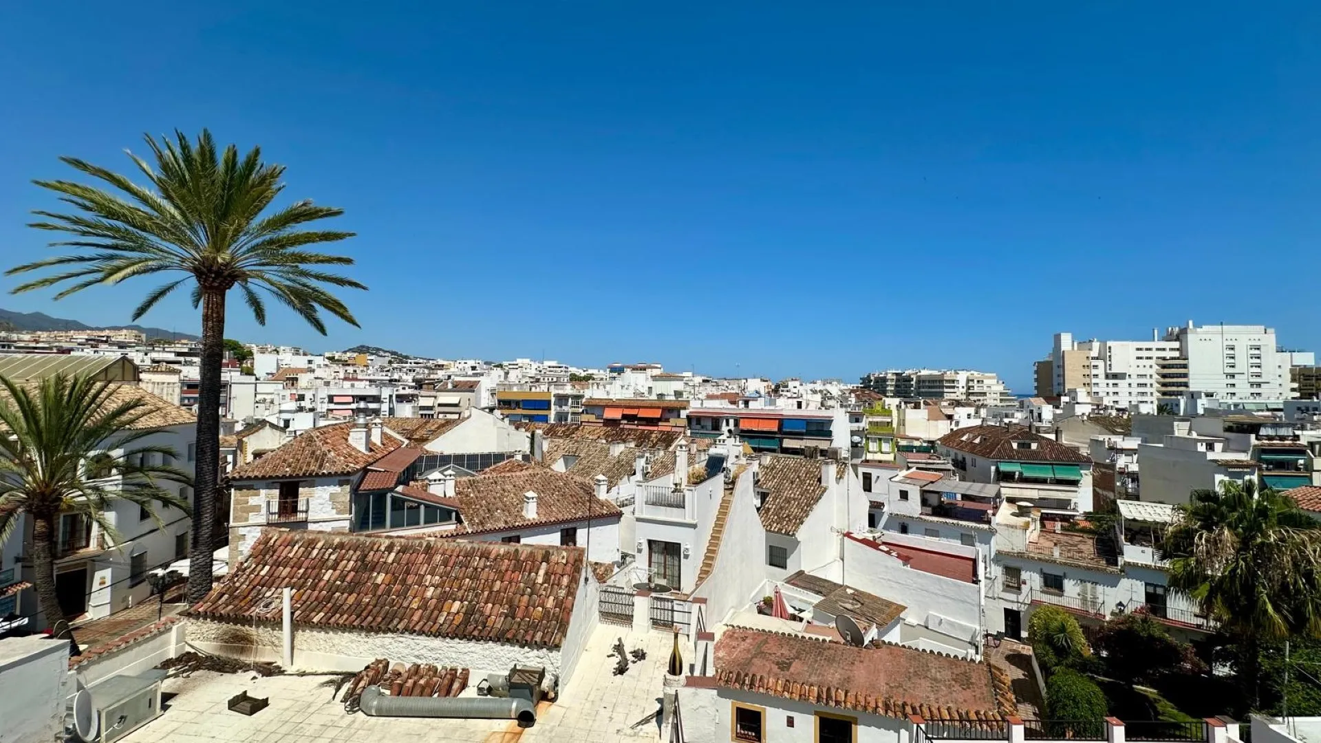 Buy town house with 8 bedrooms in Marbella Centro