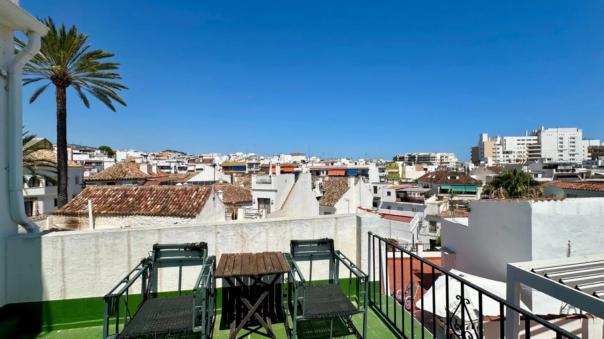 Buy town house with 8 bedrooms in Marbella Centro