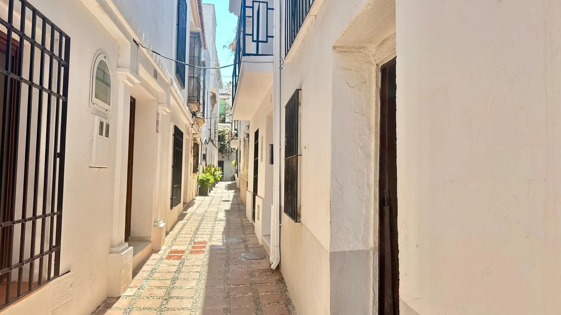 Buy town house with 8 bedrooms in Marbella Centro