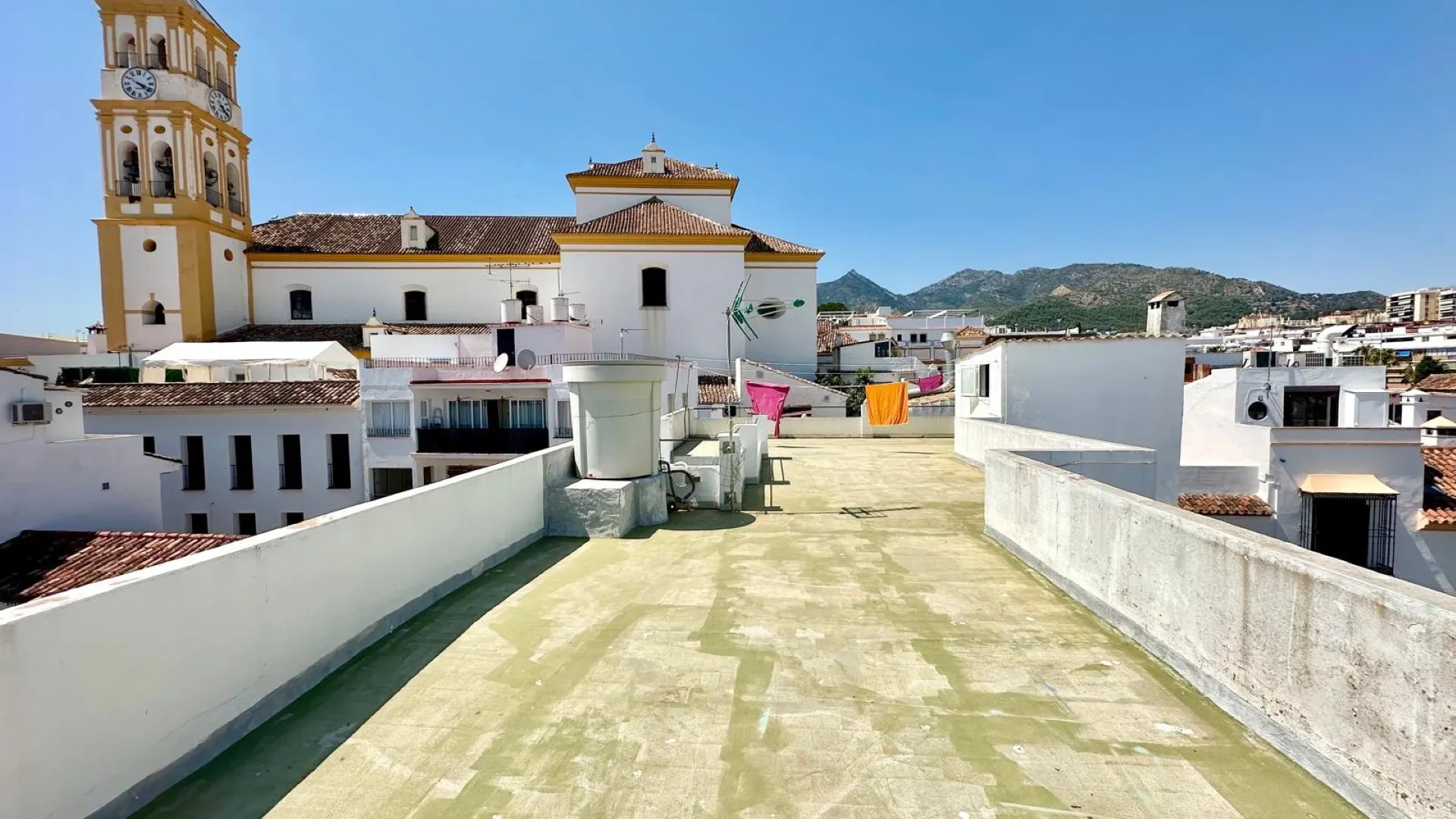 Buy town house with 8 bedrooms in Marbella Centro