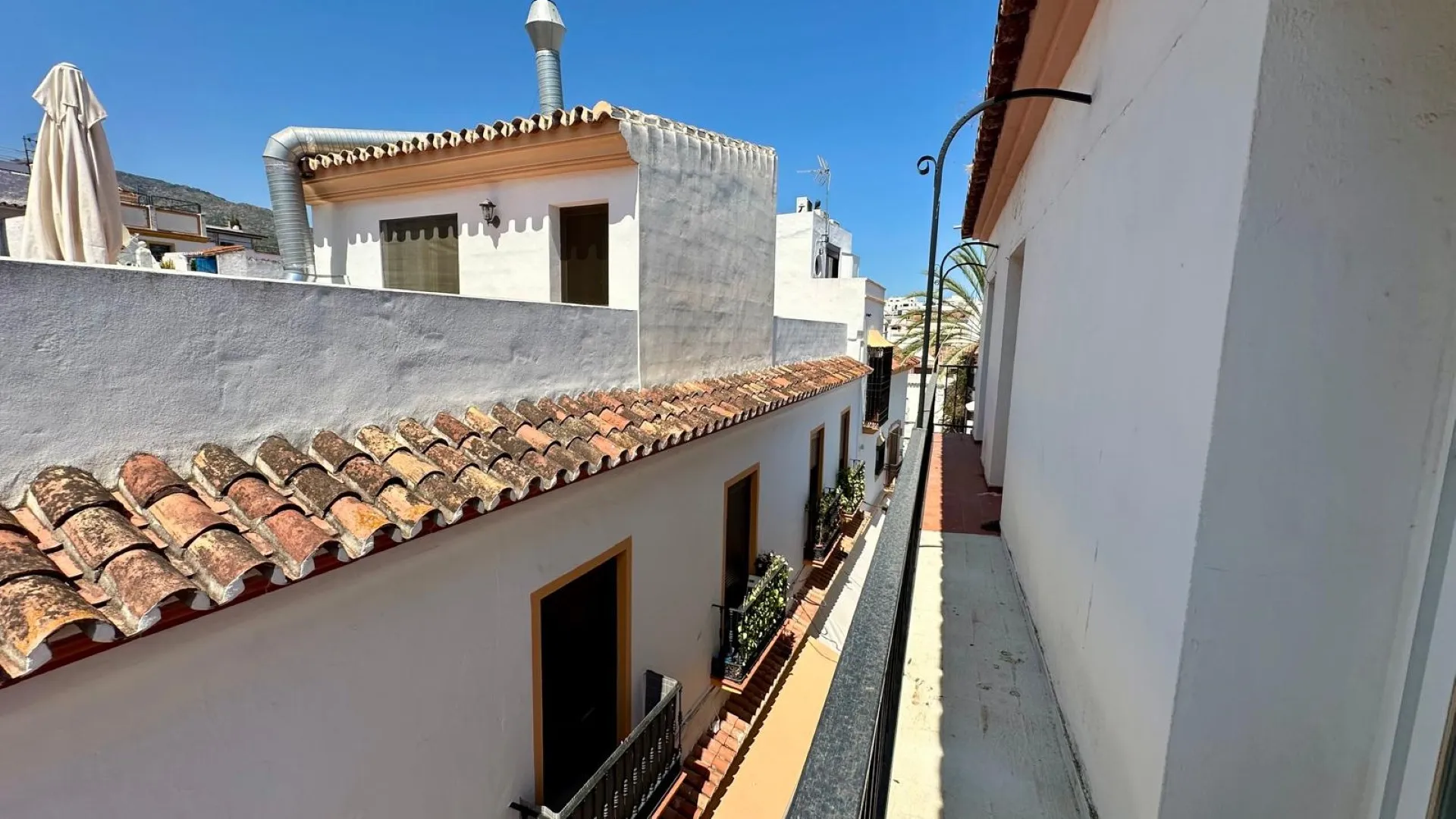 Buy town house with 8 bedrooms in Marbella Centro