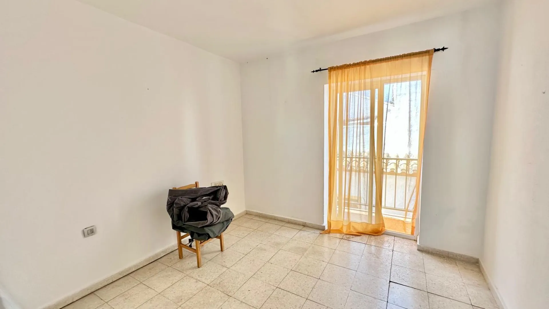Buy town house with 8 bedrooms in Marbella Centro